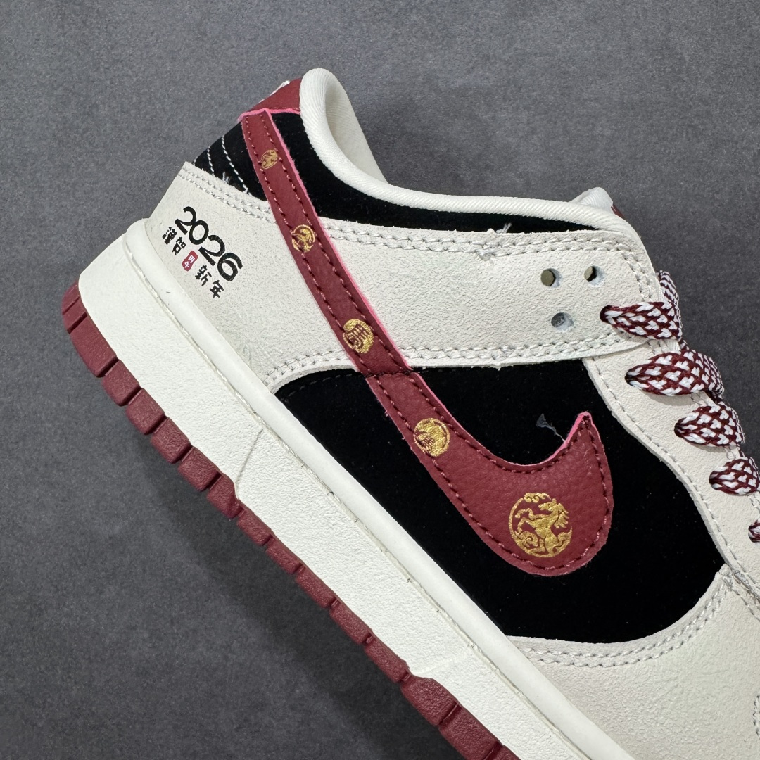 图片[6]-【定制版】夜光烟花 马年限定 Nike Dunk Low 马年专属挂饰+2026烫印暗藏仪式感，夜光烟花图案夜间吸睛度拉满，Dunk经典鞋型保证缓震脚感，防滑大底适配各种场景。日常搭配卫衣、连衣裙都能出彩，不管是跨年还是日常出街，这双鞋都能让你在马年自带光芒，夜光特效更是拍照神器！ 货号：SL8888-001 尺码：36 36.5 37.5 38 38.5 39 40 40.5 41 42 42.5 43 44 44.5 45-选品中心