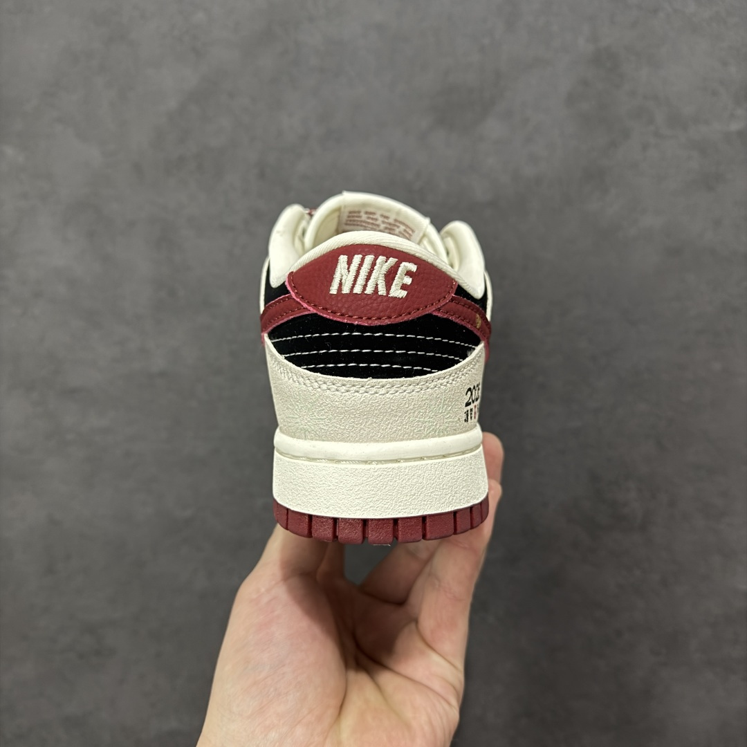 图片[4]-【定制版】夜光烟花 马年限定 Nike Dunk Low 马年专属挂饰+2026烫印暗藏仪式感，夜光烟花图案夜间吸睛度拉满，Dunk经典鞋型保证缓震脚感，防滑大底适配各种场景。日常搭配卫衣、连衣裙都能出彩，不管是跨年还是日常出街，这双鞋都能让你在马年自带光芒，夜光特效更是拍照神器！ 货号：SL8888-001 尺码：36 36.5 37.5 38 38.5 39 40 40.5 41 42 42.5 43 44 44.5 45-选品中心