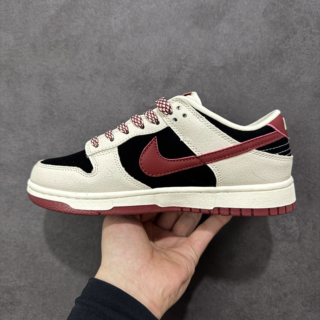 图片[2]-【定制版】夜光烟花 马年限定 Nike Dunk Low 马年专属挂饰+2026烫印暗藏仪式感，夜光烟花图案夜间吸睛度拉满，Dunk经典鞋型保证缓震脚感，防滑大底适配各种场景。日常搭配卫衣、连衣裙都能出彩，不管是跨年还是日常出街，这双鞋都能让你在马年自带光芒，夜光特效更是拍照神器！ 货号：SL8888-001 尺码：36 36.5 37.5 38 38.5 39 40 40.5 41 42 42.5 43 44 44.5 45-选品中心