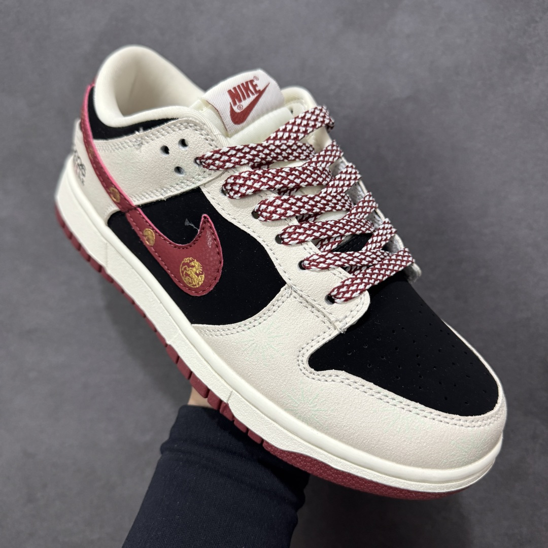 图片[3]-【定制版】夜光烟花 马年限定 Nike Dunk Low 马年专属挂饰+2026烫印暗藏仪式感，夜光烟花图案夜间吸睛度拉满，Dunk经典鞋型保证缓震脚感，防滑大底适配各种场景。日常搭配卫衣、连衣裙都能出彩，不管是跨年还是日常出街，这双鞋都能让你在马年自带光芒，夜光特效更是拍照神器！ 货号：SL8888-001 尺码：36 36.5 37.5 38 38.5 39 40 40.5 41 42 42.5 43 44 44.5 45-选品中心