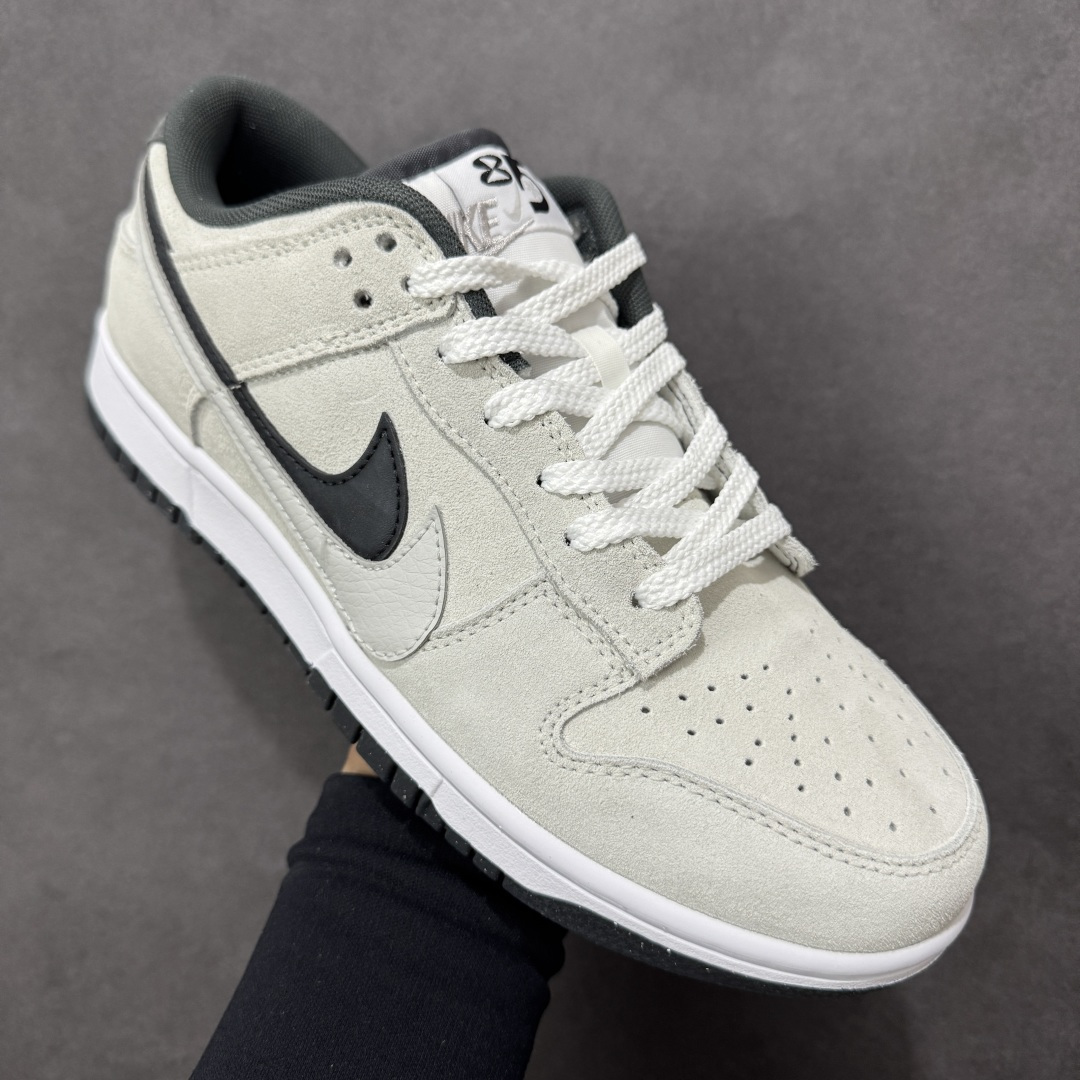 图片[3]-【YC纯原】Nike Dunk Low SE “85” 灰黑双勾 Nike推出特别版Dunk Low企划。此款Nike Dunk Low采用绒面革材质，鞋身左右侧均配有皮革质双 Swooshes灰色搭配上黑色。“85”年纪念标放在鞋舌的位置，简洁干净的配色设计 绝对是日常出街上脚的不二选择 货号：HV1800-101 尺码：36 36.5 37.5 38 38.5 39 40 40.5 41 42 42.5 43 44 44.5 45 46-选品中心