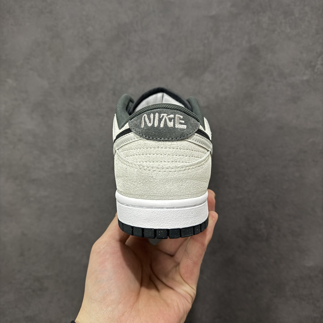 图片[4]-【YC纯原】Nike Dunk Low SE “85” 灰黑双勾 Nike推出特别版Dunk Low企划。此款Nike Dunk Low采用绒面革材质，鞋身左右侧均配有皮革质双 Swooshes灰色搭配上黑色。“85”年纪念标放在鞋舌的位置，简洁干净的配色设计 绝对是日常出街上脚的不二选择 货号：HV1800-101 尺码：36 36.5 37.5 38 38.5 39 40 40.5 41 42 42.5 43 44 44.5 45 46-选品中心