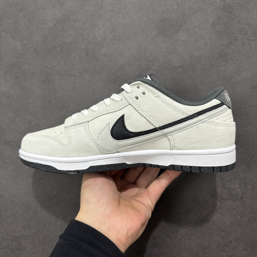 图片[2]-【YC纯原】Nike Dunk Low SE “85” 灰黑双勾 Nike推出特别版Dunk Low企划。此款Nike Dunk Low采用绒面革材质，鞋身左右侧均配有皮革质双 Swooshes灰色搭配上黑色。“85”年纪念标放在鞋舌的位置，简洁干净的配色设计 绝对是日常出街上脚的不二选择 货号：HV1800-101 尺码：36 36.5 37.5 38 38.5 39 40 40.5 41 42 42.5 43 44 44.5 45 46-选品中心