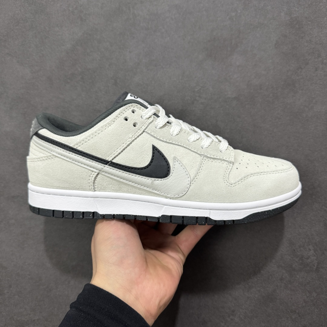 【YC纯原】Nike Dunk Low SE “85” 灰黑双勾 Nike推出特别版Dunk Low企划。此款Nike Dunk Low采用绒面革材质，鞋身左右侧均配有皮革质双 Swooshes灰色搭配上黑色。“85”年纪念标放在鞋舌的位置，简洁干净的配色设计 绝对是日常出街上脚的不二选择 货号：HV1800-101 尺码：36 36.5 37.5 38 38.5 39 40 40.5 41 42 42.5 43 44 44.5 45 46-选品中心