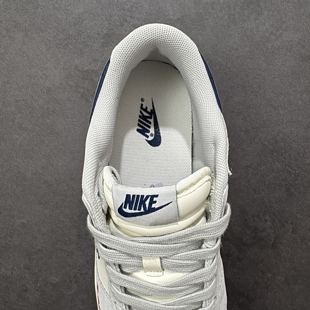 图片[7]-【定制版】2026马年限定｜Nike Dunk Low 「青云骋风」 当Dunk Low的复古滑板底蕴邂逅马年东方美学，这双鞋不只是街头潮品，更是陪你开启新年的「祥瑞战靴」。 鞋身侧面的白色云纹与骏马刺绣，宛如骏马踏云而行，呼应马年「青云直上」的美好期许；鞋头的红色「2026」字样，将生肖纪念意义拉满。米白鞋身搭配雾霾灰翻毛皮，藏蓝色Swoosh与外底增添复古层次感，整体色调柔和高级，既有清冷氛围感又不失新年温度。翻毛皮与皮革拼接提升质感，透气孔设计保证日常穿着舒适，经典Low帮鞋型适配四季穿搭，无论是新年走亲还是街头出街都能轻松驾驭。 货号：MY9969-901 尺码：36 36.5 37.5 38 38.5 39 40 40.5 41 42 42.5 43 44 44.5 45-选品中心