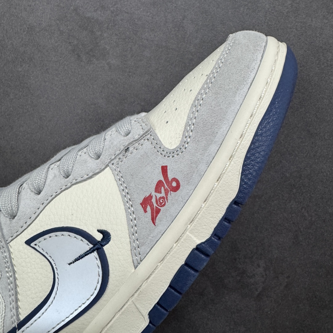 图片[5]-【定制版】2026马年限定｜Nike Dunk Low 「青云骋风」 当Dunk Low的复古滑板底蕴邂逅马年东方美学，这双鞋不只是街头潮品，更是陪你开启新年的「祥瑞战靴」。 鞋身侧面的白色云纹与骏马刺绣，宛如骏马踏云而行，呼应马年「青云直上」的美好期许；鞋头的红色「2026」字样，将生肖纪念意义拉满。米白鞋身搭配雾霾灰翻毛皮，藏蓝色Swoosh与外底增添复古层次感，整体色调柔和高级，既有清冷氛围感又不失新年温度。翻毛皮与皮革拼接提升质感，透气孔设计保证日常穿着舒适，经典Low帮鞋型适配四季穿搭，无论是新年走亲还是街头出街都能轻松驾驭。 货号：MY9969-901 尺码：36 36.5 37.5 38 38.5 39 40 40.5 41 42 42.5 43 44 44.5 45-选品中心