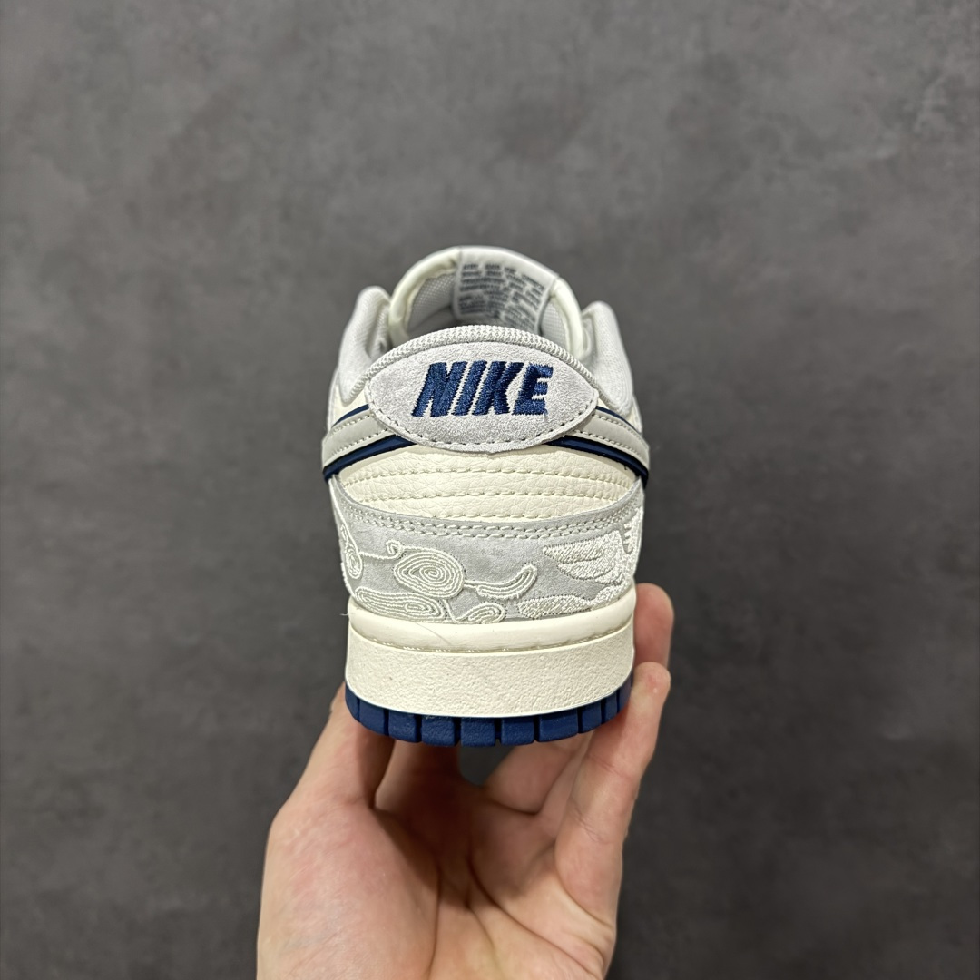 图片[4]-【定制版】2026马年限定｜Nike Dunk Low 「青云骋风」 当Dunk Low的复古滑板底蕴邂逅马年东方美学，这双鞋不只是街头潮品，更是陪你开启新年的「祥瑞战靴」。 鞋身侧面的白色云纹与骏马刺绣，宛如骏马踏云而行，呼应马年「青云直上」的美好期许；鞋头的红色「2026」字样，将生肖纪念意义拉满。米白鞋身搭配雾霾灰翻毛皮，藏蓝色Swoosh与外底增添复古层次感，整体色调柔和高级，既有清冷氛围感又不失新年温度。翻毛皮与皮革拼接提升质感，透气孔设计保证日常穿着舒适，经典Low帮鞋型适配四季穿搭，无论是新年走亲还是街头出街都能轻松驾驭。 货号：MY9969-901 尺码：36 36.5 37.5 38 38.5 39 40 40.5 41 42 42.5 43 44 44.5 45-选品中心