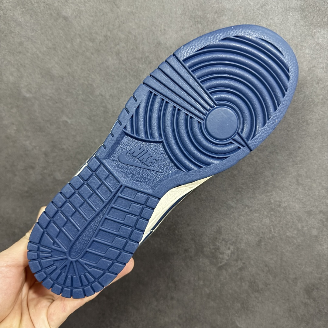 图片[9]-【定制版】2026马年限定｜Nike Dunk Low 「青云骋风」 当Dunk Low的复古滑板底蕴邂逅马年东方美学，这双鞋不只是街头潮品，更是陪你开启新年的「祥瑞战靴」。 鞋身侧面的白色云纹与骏马刺绣，宛如骏马踏云而行，呼应马年「青云直上」的美好期许；鞋头的红色「2026」字样，将生肖纪念意义拉满。米白鞋身搭配雾霾灰翻毛皮，藏蓝色Swoosh与外底增添复古层次感，整体色调柔和高级，既有清冷氛围感又不失新年温度。翻毛皮与皮革拼接提升质感，透气孔设计保证日常穿着舒适，经典Low帮鞋型适配四季穿搭，无论是新年走亲还是街头出街都能轻松驾驭。 货号：MY9969-901 尺码：36 36.5 37.5 38 38.5 39 40 40.5 41 42 42.5 43 44 44.5 45-选品中心