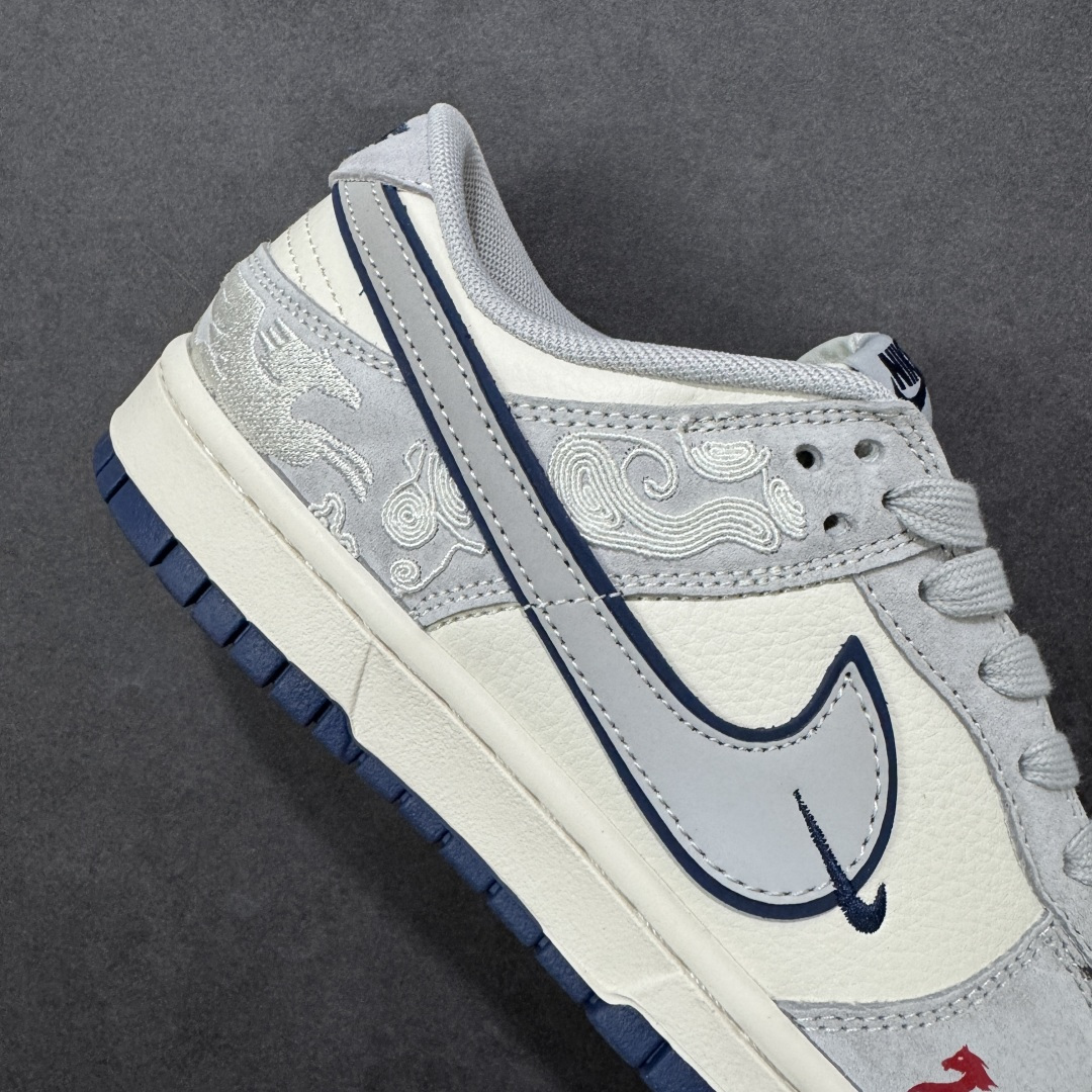 图片[6]-【定制版】2026马年限定｜Nike Dunk Low 「青云骋风」 当Dunk Low的复古滑板底蕴邂逅马年东方美学，这双鞋不只是街头潮品，更是陪你开启新年的「祥瑞战靴」。 鞋身侧面的白色云纹与骏马刺绣，宛如骏马踏云而行，呼应马年「青云直上」的美好期许；鞋头的红色「2026」字样，将生肖纪念意义拉满。米白鞋身搭配雾霾灰翻毛皮，藏蓝色Swoosh与外底增添复古层次感，整体色调柔和高级，既有清冷氛围感又不失新年温度。翻毛皮与皮革拼接提升质感，透气孔设计保证日常穿着舒适，经典Low帮鞋型适配四季穿搭，无论是新年走亲还是街头出街都能轻松驾驭。 货号：MY9969-901 尺码：36 36.5 37.5 38 38.5 39 40 40.5 41 42 42.5 43 44 44.5 45-选品中心