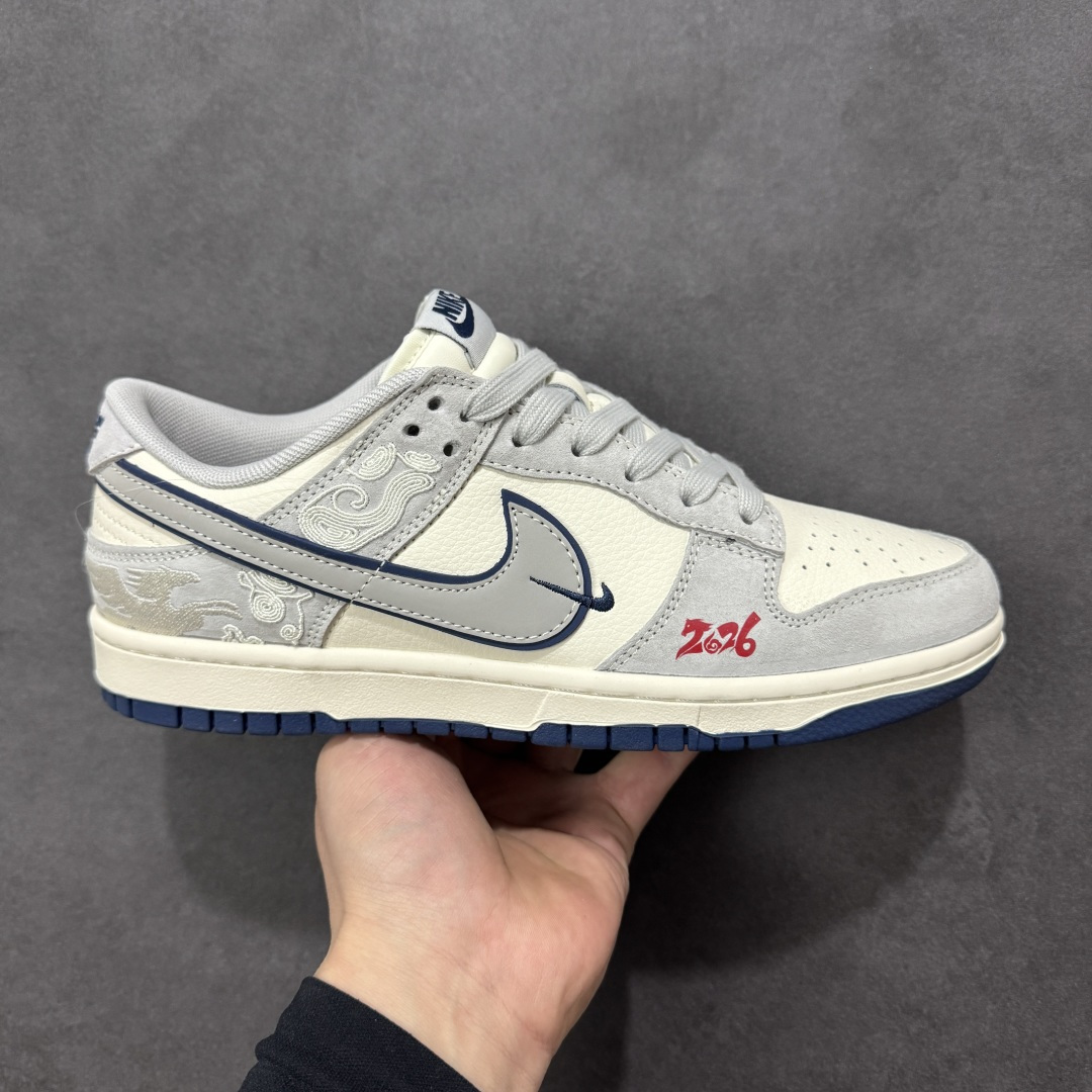【定制版】2026马年限定｜Nike Dunk Low 「青云骋风」 当Dunk Low的复古滑板底蕴邂逅马年东方美学，这双鞋不只是街头潮品，更是陪你开启新年的「祥瑞战靴」。 鞋身侧面的白色云纹与骏马刺绣，宛如骏马踏云而行，呼应马年「青云直上」的美好期许；鞋头的红色「2026」字样，将生肖纪念意义拉满。米白鞋身搭配雾霾灰翻毛皮，藏蓝色Swoosh与外底增添复古层次感，整体色调柔和高级，既有清冷氛围感又不失新年温度。翻毛皮与皮革拼接提升质感，透气孔设计保证日常穿着舒适，经典Low帮鞋型适配四季穿搭，无论是新年走亲还是街头出街都能轻松驾驭。 货号：MY9969-901 尺码：36 36.5 37.5 38 38.5 39 40 40.5 41 42 42.5 43 44 44.5 45-选品中心