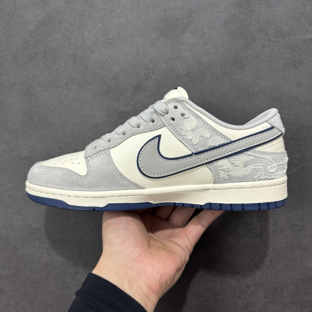 图片[2]-【定制版】2026马年限定｜Nike Dunk Low 「青云骋风」 当Dunk Low的复古滑板底蕴邂逅马年东方美学，这双鞋不只是街头潮品，更是陪你开启新年的「祥瑞战靴」。 鞋身侧面的白色云纹与骏马刺绣，宛如骏马踏云而行，呼应马年「青云直上」的美好期许；鞋头的红色「2026」字样，将生肖纪念意义拉满。米白鞋身搭配雾霾灰翻毛皮，藏蓝色Swoosh与外底增添复古层次感，整体色调柔和高级，既有清冷氛围感又不失新年温度。翻毛皮与皮革拼接提升质感，透气孔设计保证日常穿着舒适，经典Low帮鞋型适配四季穿搭，无论是新年走亲还是街头出街都能轻松驾驭。 货号：MY9969-901 尺码：36 36.5 37.5 38 38.5 39 40 40.5 41 42 42.5 43 44 44.5 45-选品中心