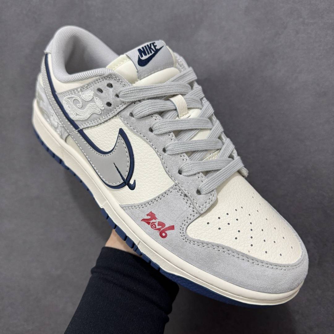 图片[3]-【定制版】2026马年限定｜Nike Dunk Low 「青云骋风」 当Dunk Low的复古滑板底蕴邂逅马年东方美学，这双鞋不只是街头潮品，更是陪你开启新年的「祥瑞战靴」。 鞋身侧面的白色云纹与骏马刺绣，宛如骏马踏云而行，呼应马年「青云直上」的美好期许；鞋头的红色「2026」字样，将生肖纪念意义拉满。米白鞋身搭配雾霾灰翻毛皮，藏蓝色Swoosh与外底增添复古层次感，整体色调柔和高级，既有清冷氛围感又不失新年温度。翻毛皮与皮革拼接提升质感，透气孔设计保证日常穿着舒适，经典Low帮鞋型适配四季穿搭，无论是新年走亲还是街头出街都能轻松驾驭。 货号：MY9969-901 尺码：36 36.5 37.5 38 38.5 39 40 40.5 41 42 42.5 43 44 44.5 45-选品中心