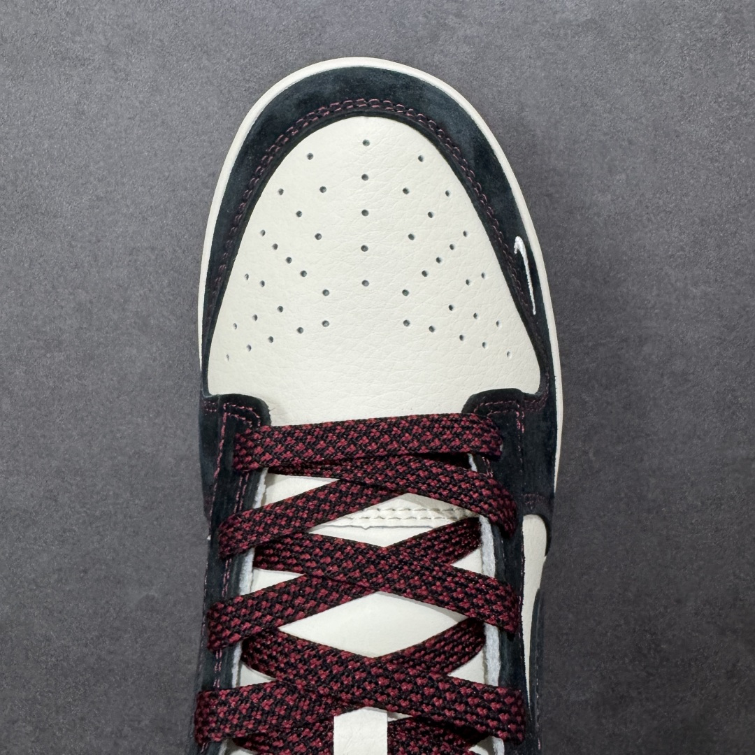 图片[8]-【定制版】2026马年限定｜Nike Dunk Low 「墨焰骋风」 当Dunk Low的复古街头基因遇上马年国风巧思，这双鞋不只是脚下的潮流符号，更是陪你奔赴新年的「开运战靴！鞋身侧面的红色「2026」与「馬」字标识，以毛笔笔触勾勒出马年祥瑞；黑红撞色的包边缝线如同火焰镶边，呼应「龙马精神」的炽热活力。米白鞋身搭配质感黑色翻毛皮，红色细节点缀其中，既有熊猫配色的高级百搭，又注入新年专属的国风细节，复古做旧的鞋身更添层次感。 货号：ZH2598-807 尺码：36 36.5 37.5 38 38.5 39 40 40.5 41 42 42.5 43 44 44.5 45-选品中心