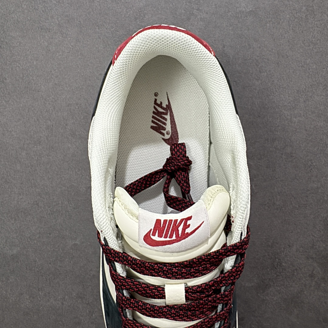 图片[7]-【定制版】2026马年限定｜Nike Dunk Low 「墨焰骋风」 当Dunk Low的复古街头基因遇上马年国风巧思，这双鞋不只是脚下的潮流符号，更是陪你奔赴新年的「开运战靴！鞋身侧面的红色「2026」与「馬」字标识，以毛笔笔触勾勒出马年祥瑞；黑红撞色的包边缝线如同火焰镶边，呼应「龙马精神」的炽热活力。米白鞋身搭配质感黑色翻毛皮，红色细节点缀其中，既有熊猫配色的高级百搭，又注入新年专属的国风细节，复古做旧的鞋身更添层次感。 货号：ZH2598-807 尺码：36 36.5 37.5 38 38.5 39 40 40.5 41 42 42.5 43 44 44.5 45-选品中心