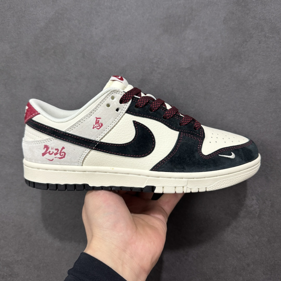 【定制版】2026马年限定｜Nike Dunk Low 「墨焰骋风」 当Dunk Low的复古街头基因遇上马年国风巧思，这双鞋不只是脚下的潮流符号，更是陪你奔赴新年的「开运战靴！鞋身侧面的红色「2026」与「馬」字标识，以毛笔笔触勾勒出马年祥瑞；黑红撞色的包边缝线如同火焰镶边，呼应「龙马精神」的炽热活力。米白鞋身搭配质感黑色翻毛皮，红色细节点缀其中，既有熊猫配色的高级百搭，又注入新年专属的国风细节，复古做旧的鞋身更添层次感。 货号：ZH2598-807 尺码：36 36.5 37.5 38 38.5 39 40 40.5 41 42 42.5 43 44 44.5 45-选品中心
