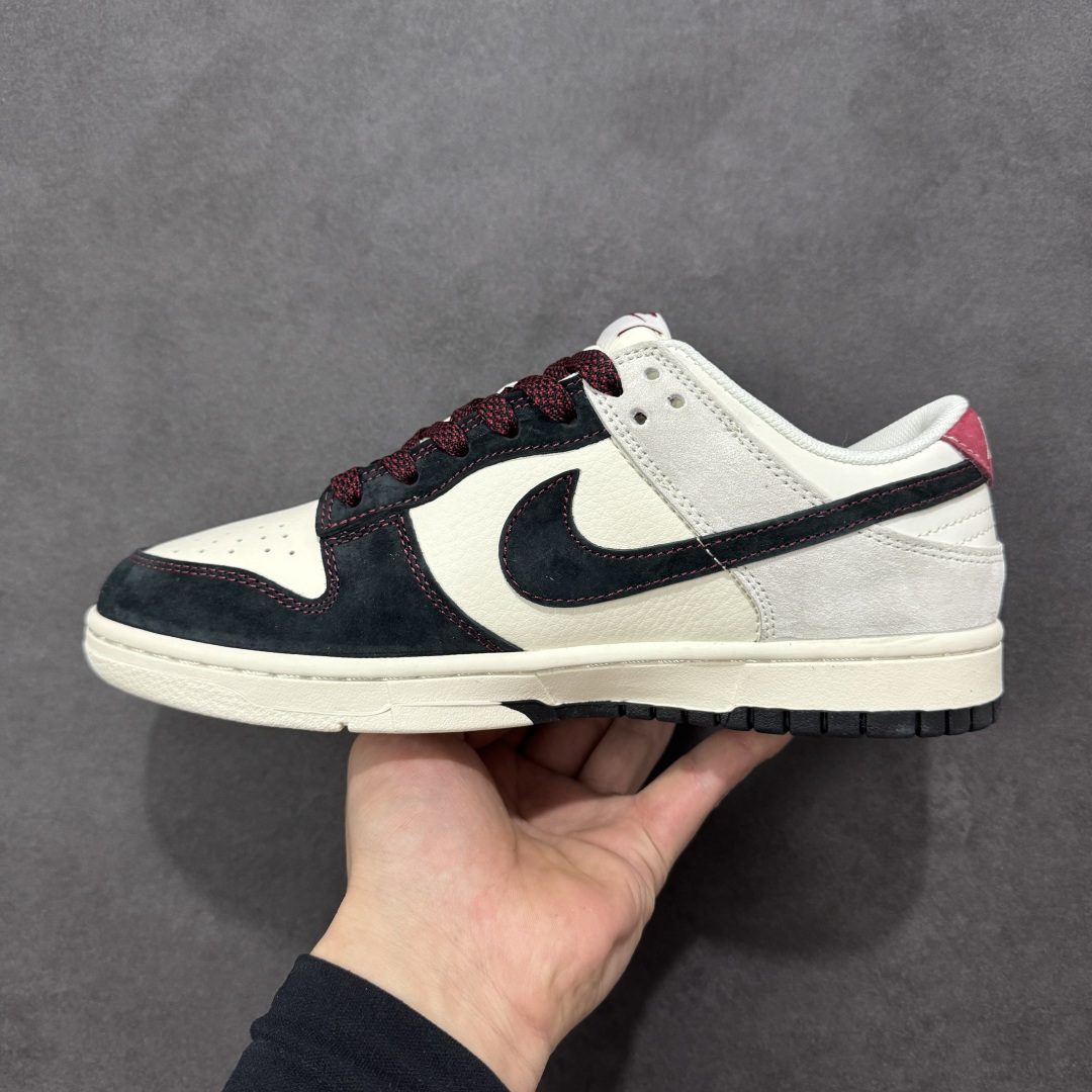 图片[2]-【定制版】2026马年限定｜Nike Dunk Low 「墨焰骋风」 当Dunk Low的复古街头基因遇上马年国风巧思，这双鞋不只是脚下的潮流符号，更是陪你奔赴新年的「开运战靴！鞋身侧面的红色「2026」与「馬」字标识，以毛笔笔触勾勒出马年祥瑞；黑红撞色的包边缝线如同火焰镶边，呼应「龙马精神」的炽热活力。米白鞋身搭配质感黑色翻毛皮，红色细节点缀其中，既有熊猫配色的高级百搭，又注入新年专属的国风细节，复古做旧的鞋身更添层次感。 货号：ZH2598-807 尺码：36 36.5 37.5 38 38.5 39 40 40.5 41 42 42.5 43 44 44.5 45-选品中心