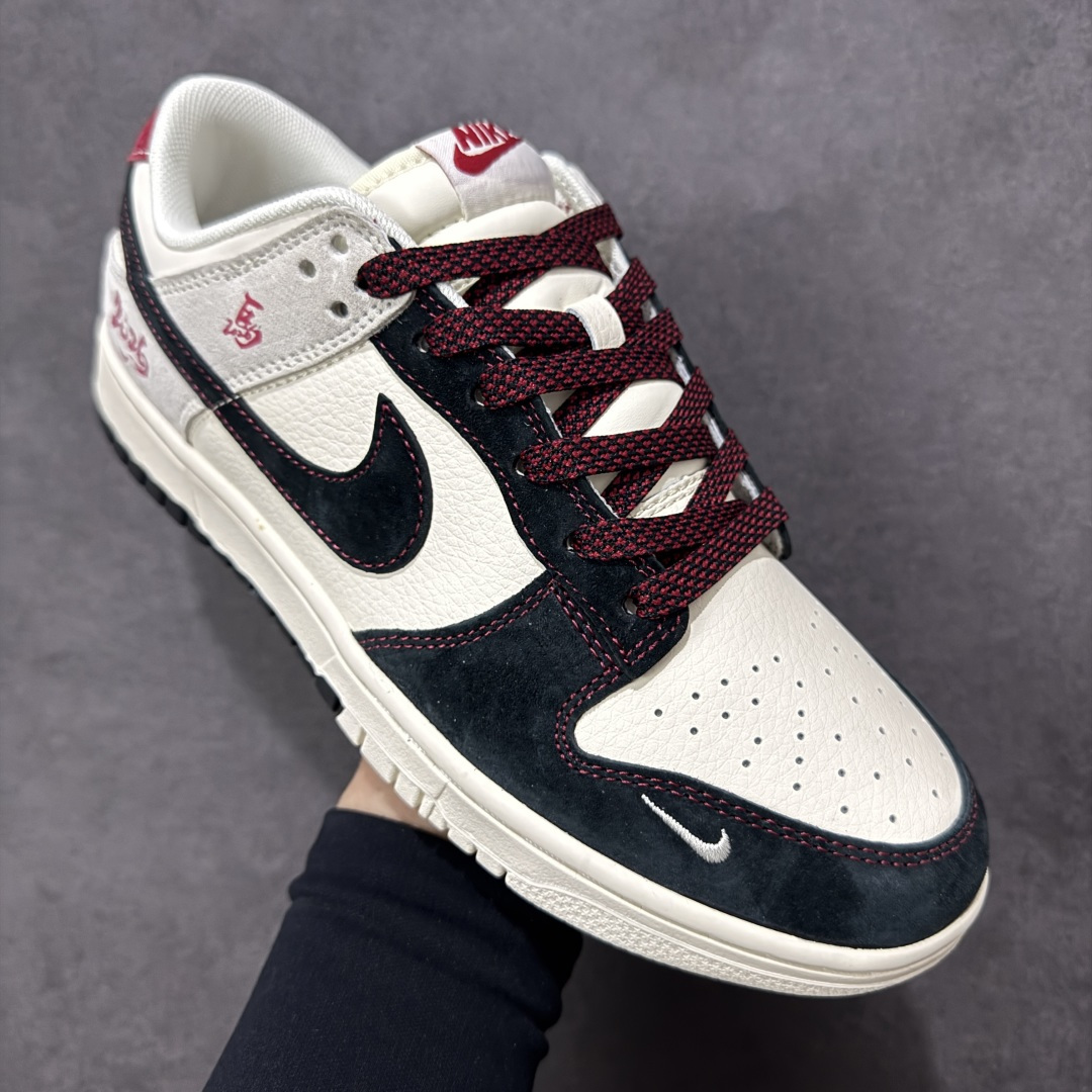 图片[3]-【定制版】2026马年限定｜Nike Dunk Low 「墨焰骋风」 当Dunk Low的复古街头基因遇上马年国风巧思，这双鞋不只是脚下的潮流符号，更是陪你奔赴新年的「开运战靴！鞋身侧面的红色「2026」与「馬」字标识，以毛笔笔触勾勒出马年祥瑞；黑红撞色的包边缝线如同火焰镶边，呼应「龙马精神」的炽热活力。米白鞋身搭配质感黑色翻毛皮，红色细节点缀其中，既有熊猫配色的高级百搭，又注入新年专属的国风细节，复古做旧的鞋身更添层次感。 货号：ZH2598-807 尺码：36 36.5 37.5 38 38.5 39 40 40.5 41 42 42.5 43 44 44.5 45-选品中心