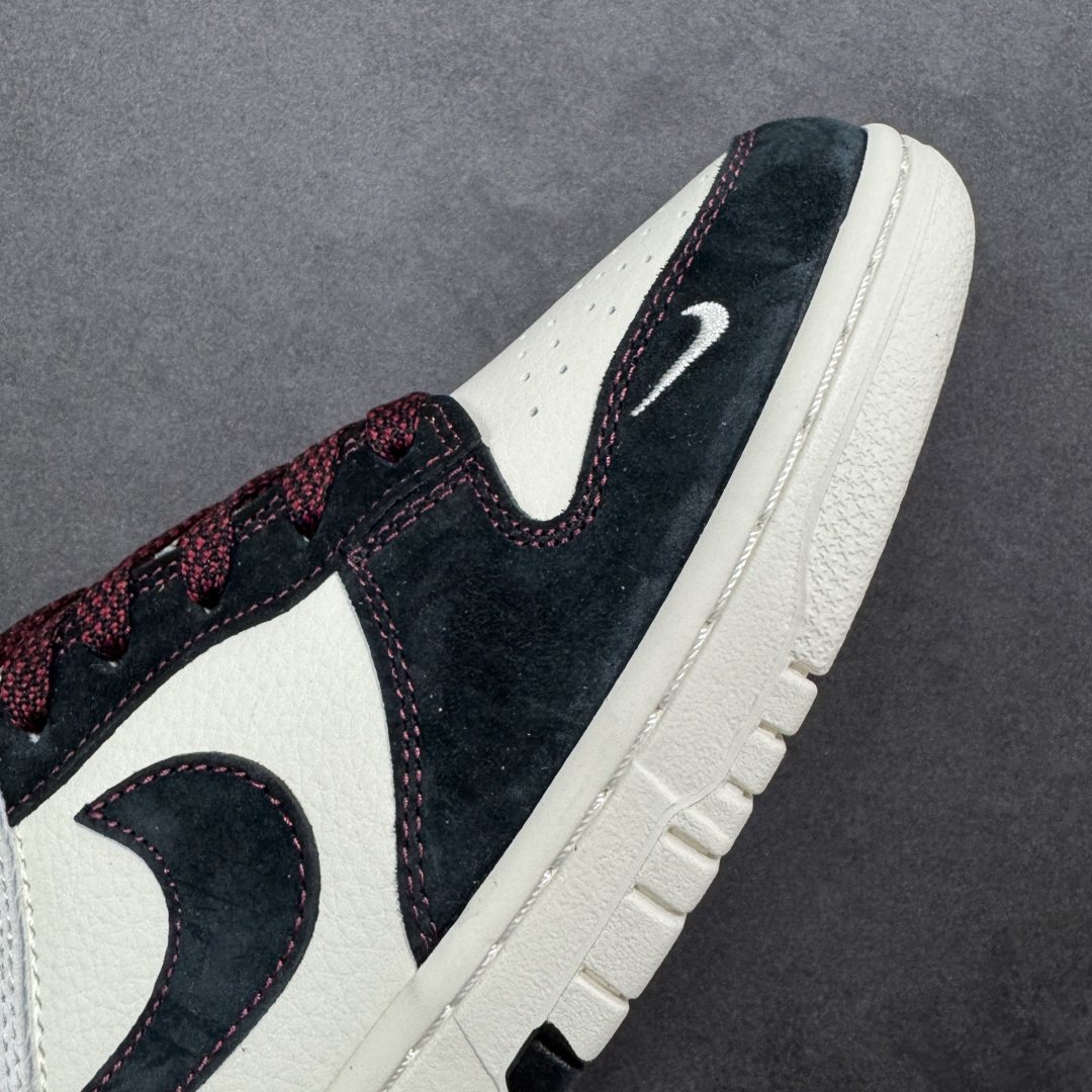 图片[5]-【定制版】2026马年限定｜Nike Dunk Low 「墨焰骋风」 当Dunk Low的复古街头基因遇上马年国风巧思，这双鞋不只是脚下的潮流符号，更是陪你奔赴新年的「开运战靴！鞋身侧面的红色「2026」与「馬」字标识，以毛笔笔触勾勒出马年祥瑞；黑红撞色的包边缝线如同火焰镶边，呼应「龙马精神」的炽热活力。米白鞋身搭配质感黑色翻毛皮，红色细节点缀其中，既有熊猫配色的高级百搭，又注入新年专属的国风细节，复古做旧的鞋身更添层次感。 货号：ZH2598-807 尺码：36 36.5 37.5 38 38.5 39 40 40.5 41 42 42.5 43 44 44.5 45-选品中心