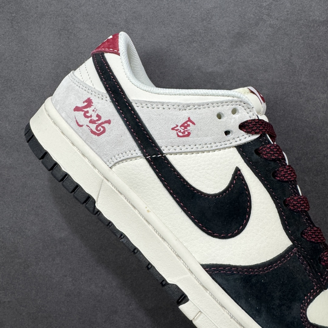 图片[6]-【定制版】2026马年限定｜Nike Dunk Low 「墨焰骋风」 当Dunk Low的复古街头基因遇上马年国风巧思，这双鞋不只是脚下的潮流符号，更是陪你奔赴新年的「开运战靴！鞋身侧面的红色「2026」与「馬」字标识，以毛笔笔触勾勒出马年祥瑞；黑红撞色的包边缝线如同火焰镶边，呼应「龙马精神」的炽热活力。米白鞋身搭配质感黑色翻毛皮，红色细节点缀其中，既有熊猫配色的高级百搭，又注入新年专属的国风细节，复古做旧的鞋身更添层次感。 货号：ZH2598-807 尺码：36 36.5 37.5 38 38.5 39 40 40.5 41 42 42.5 43 44 44.5 45-选品中心