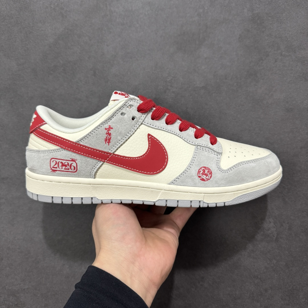 【定制版】Nike Dunk Low 2026马年限定｜踏风而来，一马当先！当经典 Dunk 遇上中国红，当复古鞋型邂逅新春祥瑞，这双专为2026丙午马年打造的限定款，就是你新年出街的「幸运战靴！米白基底搭配复古灰麂皮，辅以点睛中国红，既有新年的热烈氛围，又保留了 Dunk 鞋型的街头质感，红与白的碰撞，恰如瑞雪映红梅，自带祥瑞气场。鞋身侧面印刻「2026」年份标识，后跟处的「吉祥」二字与鞋头的骏马图腾遥相呼应，每一处细节都在诉说马年顺遂、一马平川的美好祈愿。 货号：FC1688-242 尺码：36 36.5 37.5 38 38.5 39 40 40.5 41 42 42.5 43 44 44.5 45-选品中心