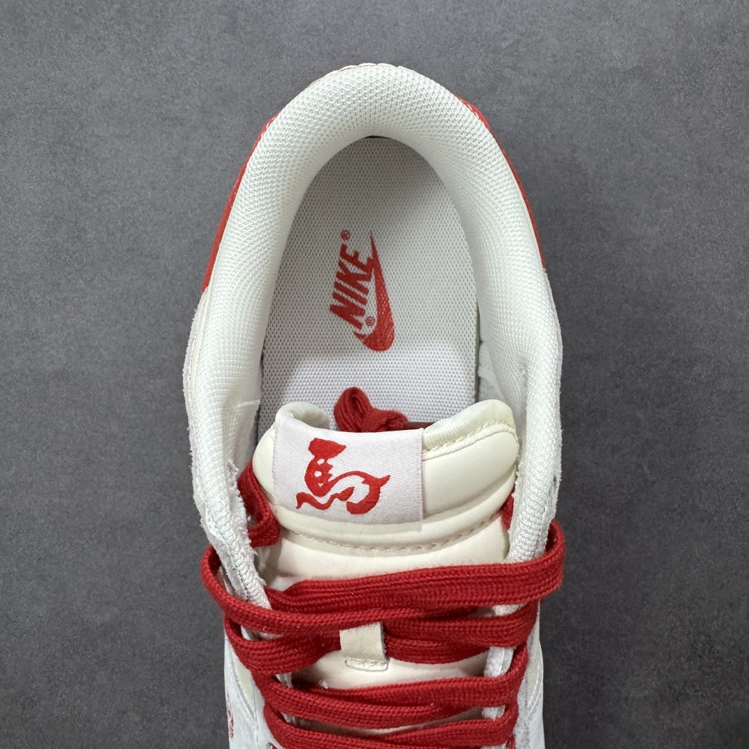 图片[7]-【定制版】Nike Dunk Low 2026马年限定｜踏风而来，一马当先！当经典 Dunk 遇上中国红，当复古鞋型邂逅新春祥瑞，这双专为2026丙午马年打造的限定款，就是你新年出街的「幸运战靴！米白基底搭配复古灰麂皮，辅以点睛中国红，既有新年的热烈氛围，又保留了 Dunk 鞋型的街头质感，红与白的碰撞，恰如瑞雪映红梅，自带祥瑞气场。鞋身侧面印刻「2026」年份标识，后跟处的「吉祥」二字与鞋头的骏马图腾遥相呼应，每一处细节都在诉说马年顺遂、一马平川的美好祈愿。 货号：FC1688-242 尺码：36 36.5 37.5 38 38.5 39 40 40.5 41 42 42.5 43 44 44.5 45-选品中心