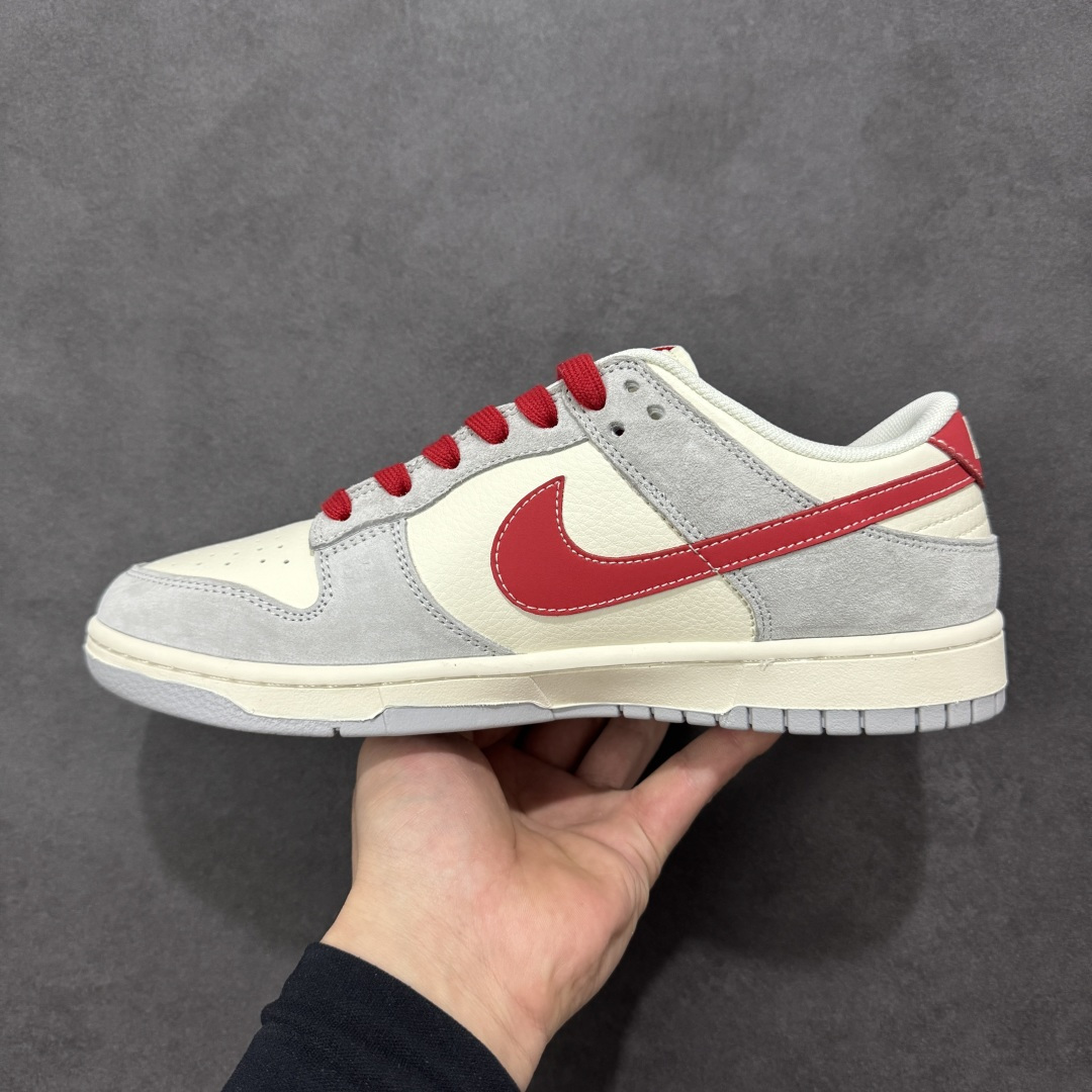 图片[2]-【定制版】Nike Dunk Low 2026马年限定｜踏风而来，一马当先！当经典 Dunk 遇上中国红，当复古鞋型邂逅新春祥瑞，这双专为2026丙午马年打造的限定款，就是你新年出街的「幸运战靴！米白基底搭配复古灰麂皮，辅以点睛中国红，既有新年的热烈氛围，又保留了 Dunk 鞋型的街头质感，红与白的碰撞，恰如瑞雪映红梅，自带祥瑞气场。鞋身侧面印刻「2026」年份标识，后跟处的「吉祥」二字与鞋头的骏马图腾遥相呼应，每一处细节都在诉说马年顺遂、一马平川的美好祈愿。 货号：FC1688-242 尺码：36 36.5 37.5 38 38.5 39 40 40.5 41 42 42.5 43 44 44.5 45-选品中心