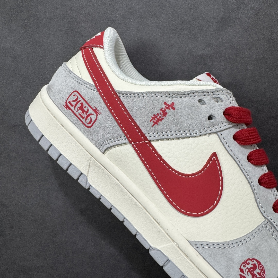 图片[6]-【定制版】Nike Dunk Low 2026马年限定｜踏风而来，一马当先！当经典 Dunk 遇上中国红，当复古鞋型邂逅新春祥瑞，这双专为2026丙午马年打造的限定款，就是你新年出街的「幸运战靴！米白基底搭配复古灰麂皮，辅以点睛中国红，既有新年的热烈氛围，又保留了 Dunk 鞋型的街头质感，红与白的碰撞，恰如瑞雪映红梅，自带祥瑞气场。鞋身侧面印刻「2026」年份标识，后跟处的「吉祥」二字与鞋头的骏马图腾遥相呼应，每一处细节都在诉说马年顺遂、一马平川的美好祈愿。 货号：FC1688-242 尺码：36 36.5 37.5 38 38.5 39 40 40.5 41 42 42.5 43 44 44.5 45-选品中心