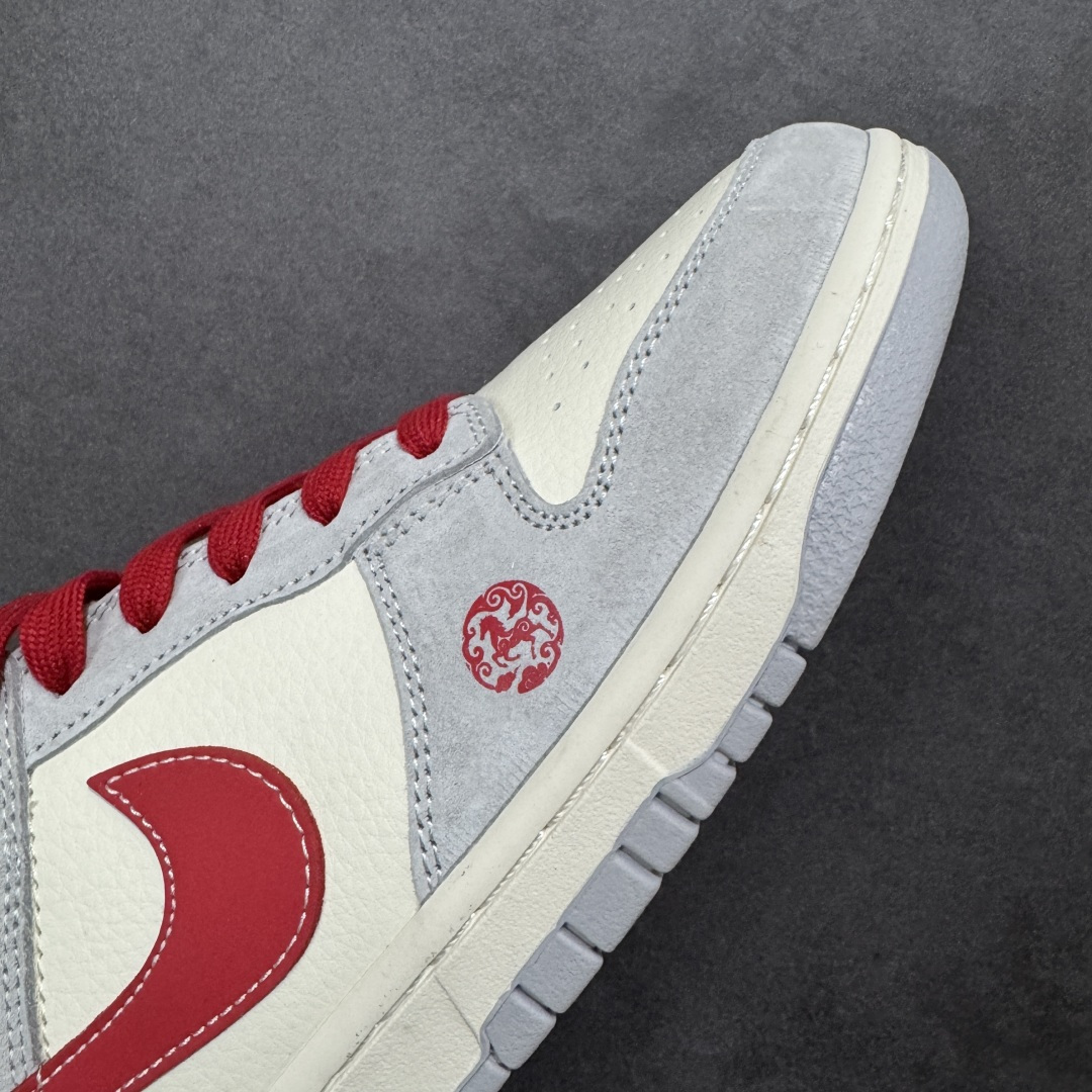 图片[5]-【定制版】Nike Dunk Low 2026马年限定｜踏风而来，一马当先！当经典 Dunk 遇上中国红，当复古鞋型邂逅新春祥瑞，这双专为2026丙午马年打造的限定款，就是你新年出街的「幸运战靴！米白基底搭配复古灰麂皮，辅以点睛中国红，既有新年的热烈氛围，又保留了 Dunk 鞋型的街头质感，红与白的碰撞，恰如瑞雪映红梅，自带祥瑞气场。鞋身侧面印刻「2026」年份标识，后跟处的「吉祥」二字与鞋头的骏马图腾遥相呼应，每一处细节都在诉说马年顺遂、一马平川的美好祈愿。 货号：FC1688-242 尺码：36 36.5 37.5 38 38.5 39 40 40.5 41 42 42.5 43 44 44.5 45-选品中心