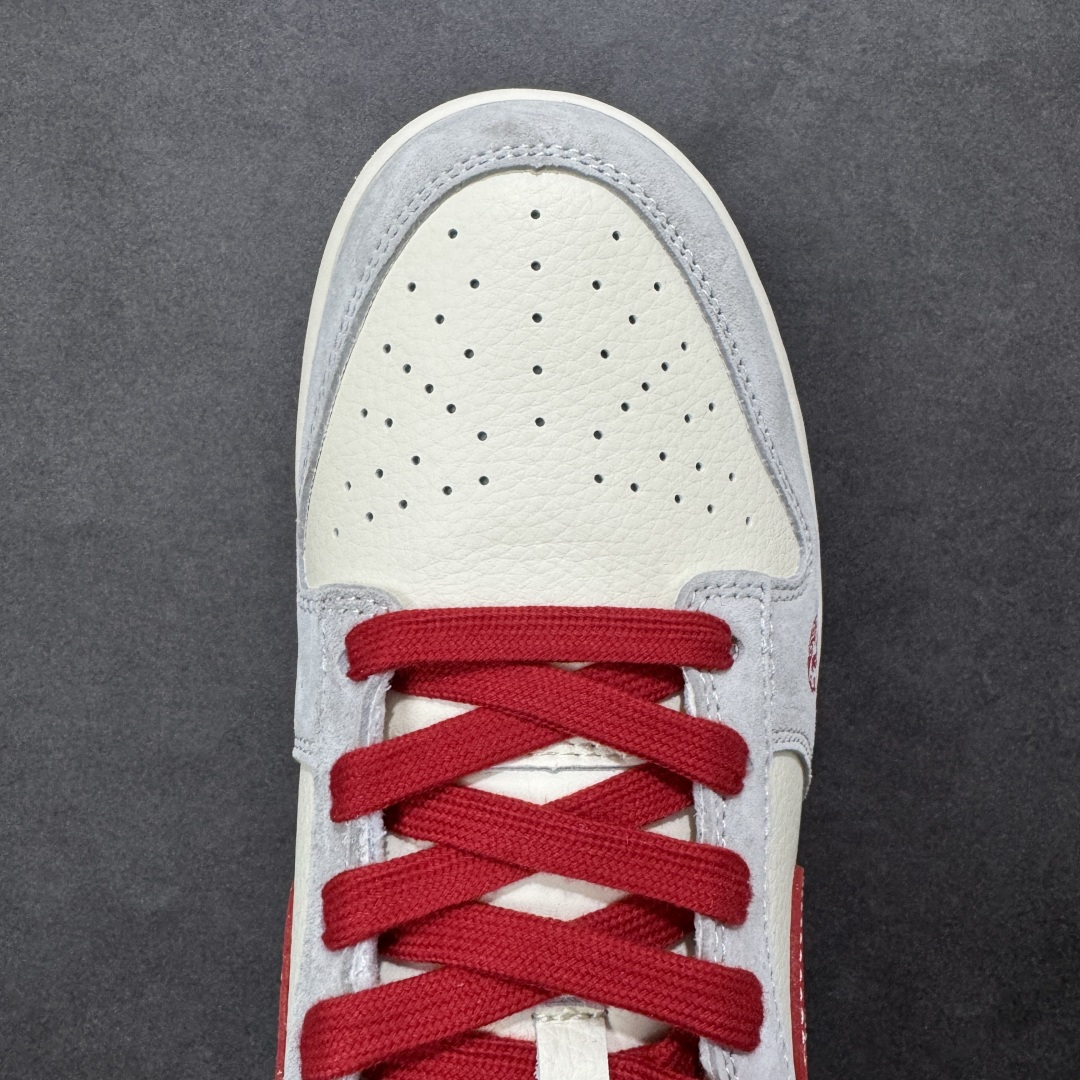 图片[8]-【定制版】Nike Dunk Low 2026马年限定｜踏风而来，一马当先！当经典 Dunk 遇上中国红，当复古鞋型邂逅新春祥瑞，这双专为2026丙午马年打造的限定款，就是你新年出街的「幸运战靴！米白基底搭配复古灰麂皮，辅以点睛中国红，既有新年的热烈氛围，又保留了 Dunk 鞋型的街头质感，红与白的碰撞，恰如瑞雪映红梅，自带祥瑞气场。鞋身侧面印刻「2026」年份标识，后跟处的「吉祥」二字与鞋头的骏马图腾遥相呼应，每一处细节都在诉说马年顺遂、一马平川的美好祈愿。 货号：FC1688-242 尺码：36 36.5 37.5 38 38.5 39 40 40.5 41 42 42.5 43 44 44.5 45-选品中心