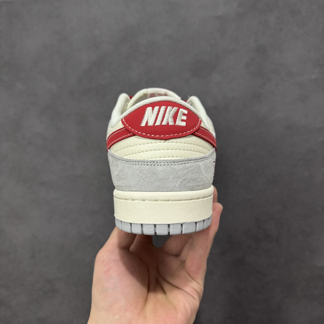 图片[4]-【定制版】Nike Dunk Low 2026马年限定｜踏风而来，一马当先！当经典 Dunk 遇上中国红，当复古鞋型邂逅新春祥瑞，这双专为2026丙午马年打造的限定款，就是你新年出街的「幸运战靴！米白基底搭配复古灰麂皮，辅以点睛中国红，既有新年的热烈氛围，又保留了 Dunk 鞋型的街头质感，红与白的碰撞，恰如瑞雪映红梅，自带祥瑞气场。鞋身侧面印刻「2026」年份标识，后跟处的「吉祥」二字与鞋头的骏马图腾遥相呼应，每一处细节都在诉说马年顺遂、一马平川的美好祈愿。 货号：FC1688-242 尺码：36 36.5 37.5 38 38.5 39 40 40.5 41 42 42.5 43 44 44.5 45-选品中心