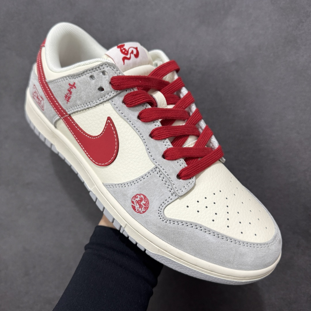 图片[3]-【定制版】Nike Dunk Low 2026马年限定｜踏风而来，一马当先！当经典 Dunk 遇上中国红，当复古鞋型邂逅新春祥瑞，这双专为2026丙午马年打造的限定款，就是你新年出街的「幸运战靴！米白基底搭配复古灰麂皮，辅以点睛中国红，既有新年的热烈氛围，又保留了 Dunk 鞋型的街头质感，红与白的碰撞，恰如瑞雪映红梅，自带祥瑞气场。鞋身侧面印刻「2026」年份标识，后跟处的「吉祥」二字与鞋头的骏马图腾遥相呼应，每一处细节都在诉说马年顺遂、一马平川的美好祈愿。 货号：FC1688-242 尺码：36 36.5 37.5 38 38.5 39 40 40.5 41 42 42.5 43 44 44.5 45-选品中心