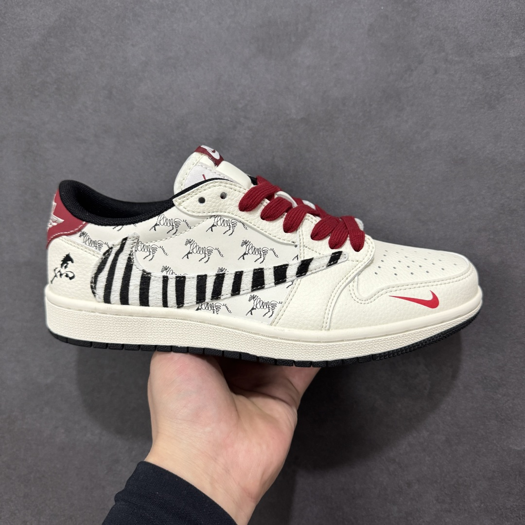 【定制版】Jordan 1 Low 马年限定 倒勾低帮休闲版本 原厂全头层皮 大厂纯原品质出货 纯正版型 定制鞋盒 皮料切割干净无任何毛边 细节完美 超高清洁度 货号：XT6998-113 尺码：36 36.5 37.5 38 38.5 39 40 40.5 41 42 42.5 43 44 44.5 45-选品中心