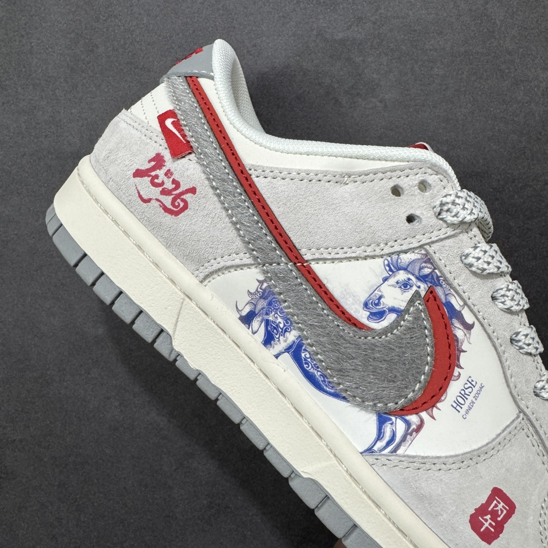 图片[6]-【定制版】Nike Dunk Low 2026 丙午马年限定款 Swoosh 标识融入红黑撞色的中式祥云纹样，鞋身搭配马形线描图案与 “丙午” 纪年印章，采用白、红、黑为主调的配色，纯白基底搭配红黑祥云 Swoosh，线描马形图案与波浪纹理提升了鞋款的层次感，“丙午” 印章强化了生肖主题辨识度，整体风格简约且兼具中式文化属性。祥云纹样、马形线描采用精细印花工艺呈现，“丙午” 纪年印章以红色印花点缀，红黑撞色鞋底与红色鞋口形成视觉呼应，体现了文化风格下的细节精致度。 货号：YX5066-412 尺码：36 36.5 37.5 38 36.5 39 40 40.5 41 42 42.5 43 44 44.5 45-选品中心