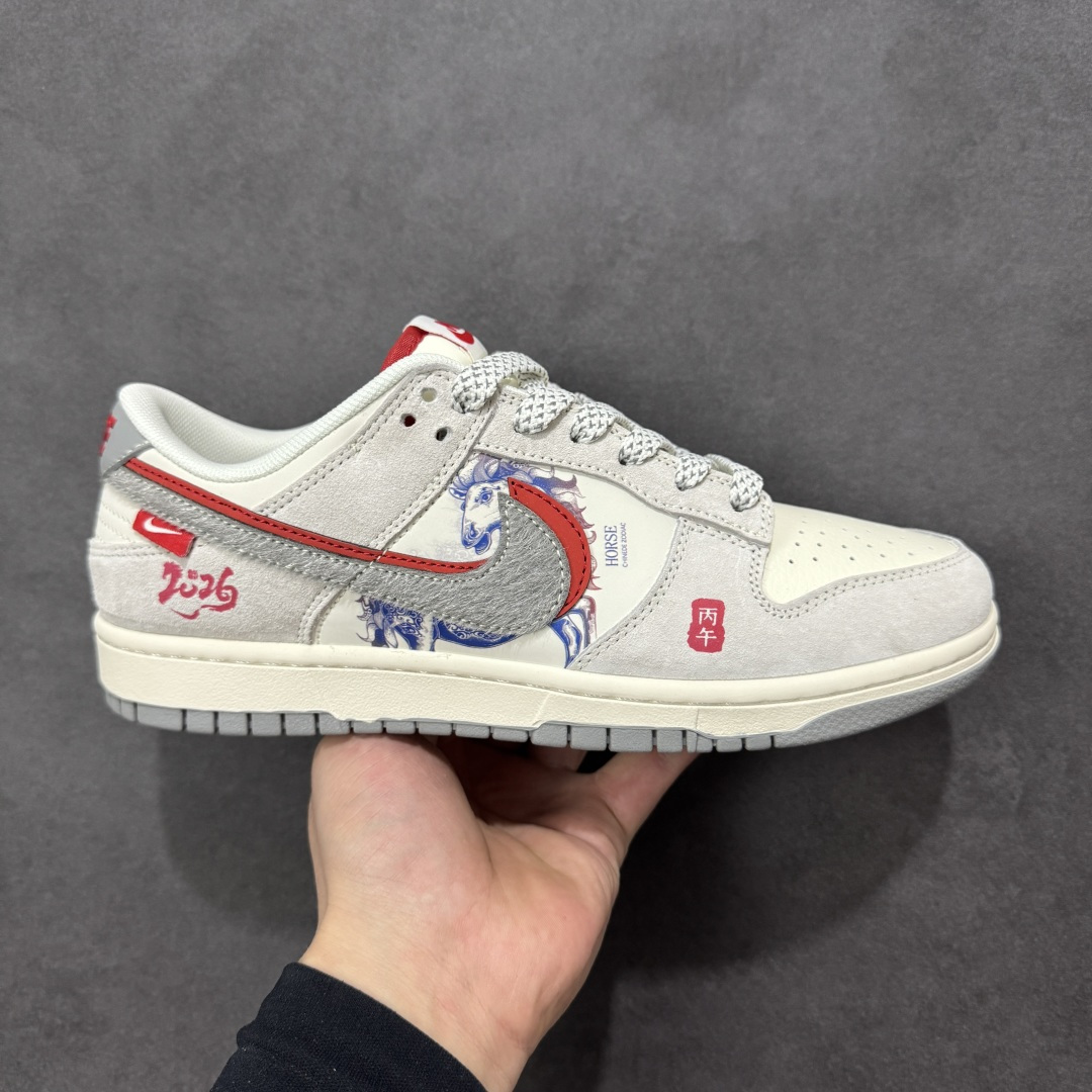 【定制版】Nike Dunk Low 2026 丙午马年限定款 Swoosh 标识融入红黑撞色的中式祥云纹样，鞋身搭配马形线描图案与 “丙午” 纪年印章，采用白、红、黑为主调的配色，纯白基底搭配红黑祥云 Swoosh，线描马形图案与波浪纹理提升了鞋款的层次感，“丙午” 印章强化了生肖主题辨识度，整体风格简约且兼具中式文化属性。祥云纹样、马形线描采用精细印花工艺呈现，“丙午” 纪年印章以红色印花点缀，红黑撞色鞋底与红色鞋口形成视觉呼应，体现了文化风格下的细节精致度。 货号：YX5066-412 尺码：36 36.5 37.5 38 36.5 39 40 40.5 41 42 42.5 43 44 44.5 45-选品中心