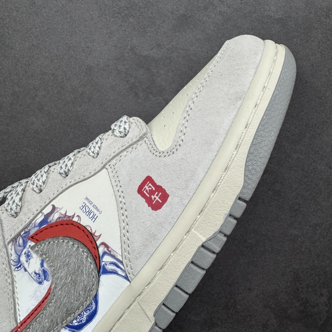 图片[5]-【定制版】Nike Dunk Low 2026 丙午马年限定款 Swoosh 标识融入红黑撞色的中式祥云纹样，鞋身搭配马形线描图案与 “丙午” 纪年印章，采用白、红、黑为主调的配色，纯白基底搭配红黑祥云 Swoosh，线描马形图案与波浪纹理提升了鞋款的层次感，“丙午” 印章强化了生肖主题辨识度，整体风格简约且兼具中式文化属性。祥云纹样、马形线描采用精细印花工艺呈现，“丙午” 纪年印章以红色印花点缀，红黑撞色鞋底与红色鞋口形成视觉呼应，体现了文化风格下的细节精致度。 货号：YX5066-412 尺码：36 36.5 37.5 38 36.5 39 40 40.5 41 42 42.5 43 44 44.5 45-选品中心
