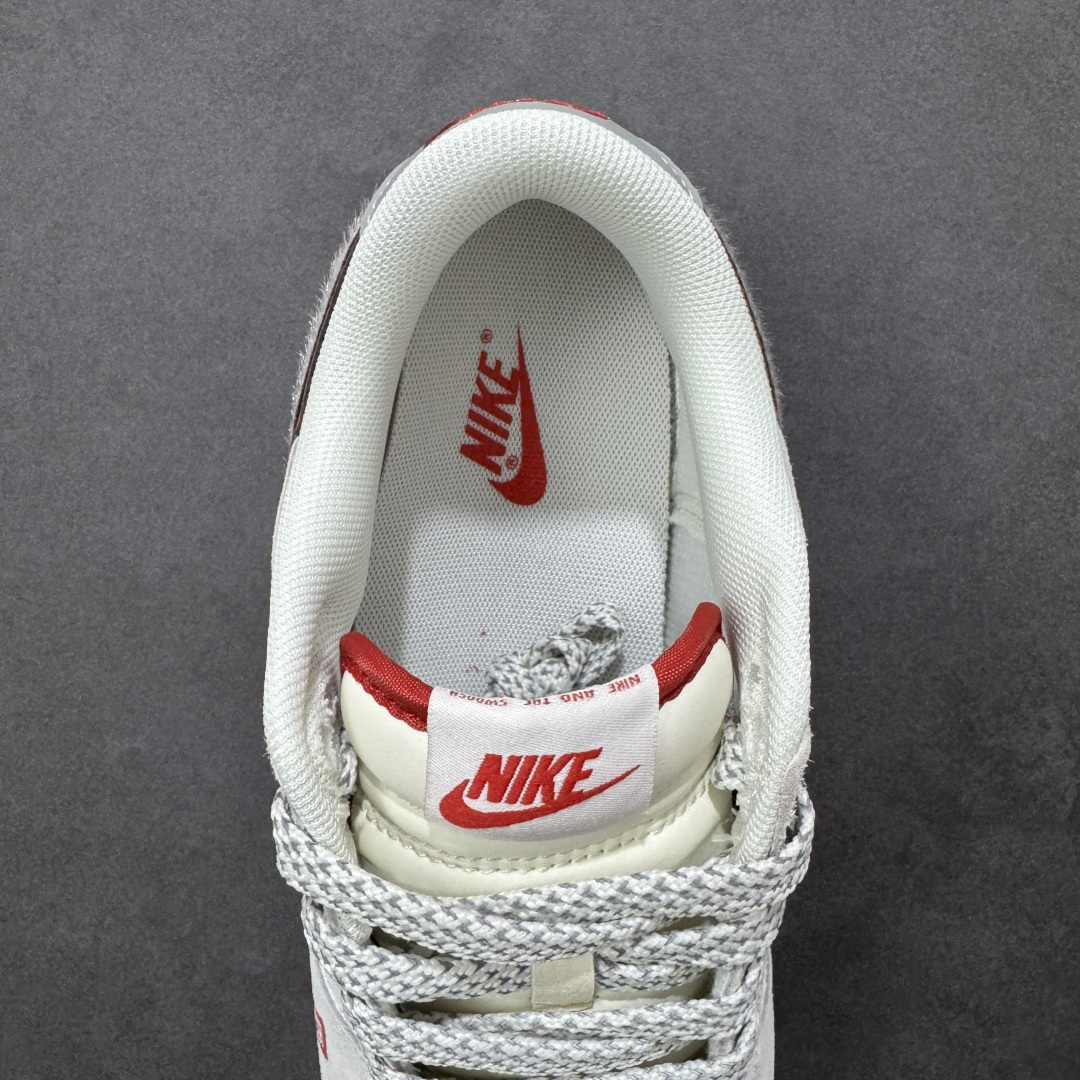 图片[7]-【定制版】Nike Dunk Low 2026 丙午马年限定款 Swoosh 标识融入红黑撞色的中式祥云纹样，鞋身搭配马形线描图案与 “丙午” 纪年印章，采用白、红、黑为主调的配色，纯白基底搭配红黑祥云 Swoosh，线描马形图案与波浪纹理提升了鞋款的层次感，“丙午” 印章强化了生肖主题辨识度，整体风格简约且兼具中式文化属性。祥云纹样、马形线描采用精细印花工艺呈现，“丙午” 纪年印章以红色印花点缀，红黑撞色鞋底与红色鞋口形成视觉呼应，体现了文化风格下的细节精致度。 货号：YX5066-412 尺码：36 36.5 37.5 38 36.5 39 40 40.5 41 42 42.5 43 44 44.5 45-选品中心