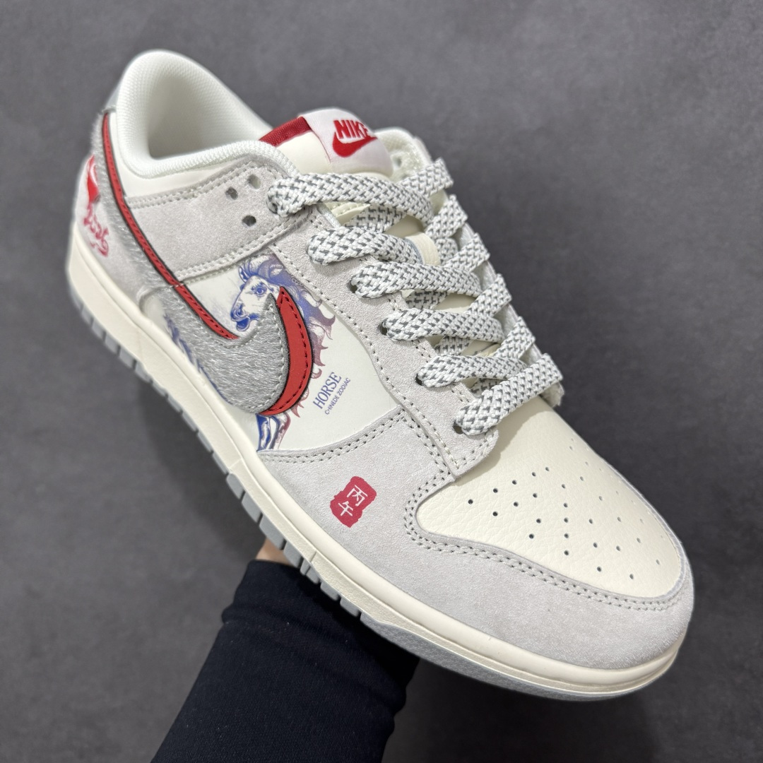 图片[3]-【定制版】Nike Dunk Low 2026 丙午马年限定款 Swoosh 标识融入红黑撞色的中式祥云纹样，鞋身搭配马形线描图案与 “丙午” 纪年印章，采用白、红、黑为主调的配色，纯白基底搭配红黑祥云 Swoosh，线描马形图案与波浪纹理提升了鞋款的层次感，“丙午” 印章强化了生肖主题辨识度，整体风格简约且兼具中式文化属性。祥云纹样、马形线描采用精细印花工艺呈现，“丙午” 纪年印章以红色印花点缀，红黑撞色鞋底与红色鞋口形成视觉呼应，体现了文化风格下的细节精致度。 货号：YX5066-412 尺码：36 36.5 37.5 38 36.5 39 40 40.5 41 42 42.5 43 44 44.5 45-选品中心