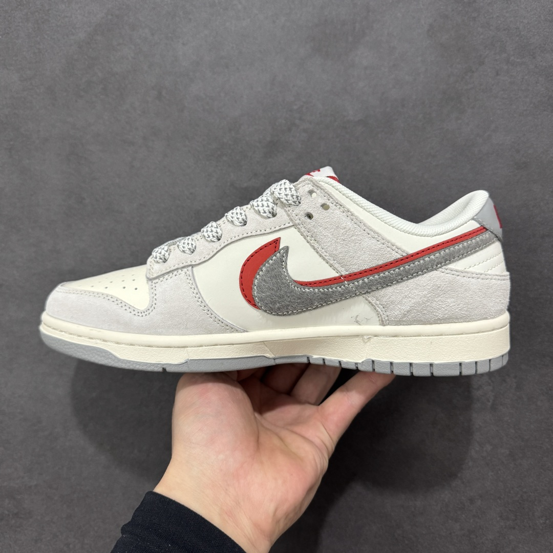 图片[2]-【定制版】Nike Dunk Low 2026 丙午马年限定款 Swoosh 标识融入红黑撞色的中式祥云纹样，鞋身搭配马形线描图案与 “丙午” 纪年印章，采用白、红、黑为主调的配色，纯白基底搭配红黑祥云 Swoosh，线描马形图案与波浪纹理提升了鞋款的层次感，“丙午” 印章强化了生肖主题辨识度，整体风格简约且兼具中式文化属性。祥云纹样、马形线描采用精细印花工艺呈现，“丙午” 纪年印章以红色印花点缀，红黑撞色鞋底与红色鞋口形成视觉呼应，体现了文化风格下的细节精致度。 货号：YX5066-412 尺码：36 36.5 37.5 38 36.5 39 40 40.5 41 42 42.5 43 44 44.5 45-选品中心
