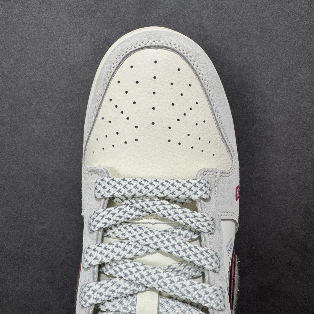 图片[8]-【定制版】Nike Dunk Low 2026 丙午马年限定款 Swoosh 标识融入红黑撞色的中式祥云纹样，鞋身搭配马形线描图案与 “丙午” 纪年印章，采用白、红、黑为主调的配色，纯白基底搭配红黑祥云 Swoosh，线描马形图案与波浪纹理提升了鞋款的层次感，“丙午” 印章强化了生肖主题辨识度，整体风格简约且兼具中式文化属性。祥云纹样、马形线描采用精细印花工艺呈现，“丙午” 纪年印章以红色印花点缀，红黑撞色鞋底与红色鞋口形成视觉呼应，体现了文化风格下的细节精致度。 货号：YX5066-412 尺码：36 36.5 37.5 38 36.5 39 40 40.5 41 42 42.5 43 44 44.5 45-选品中心