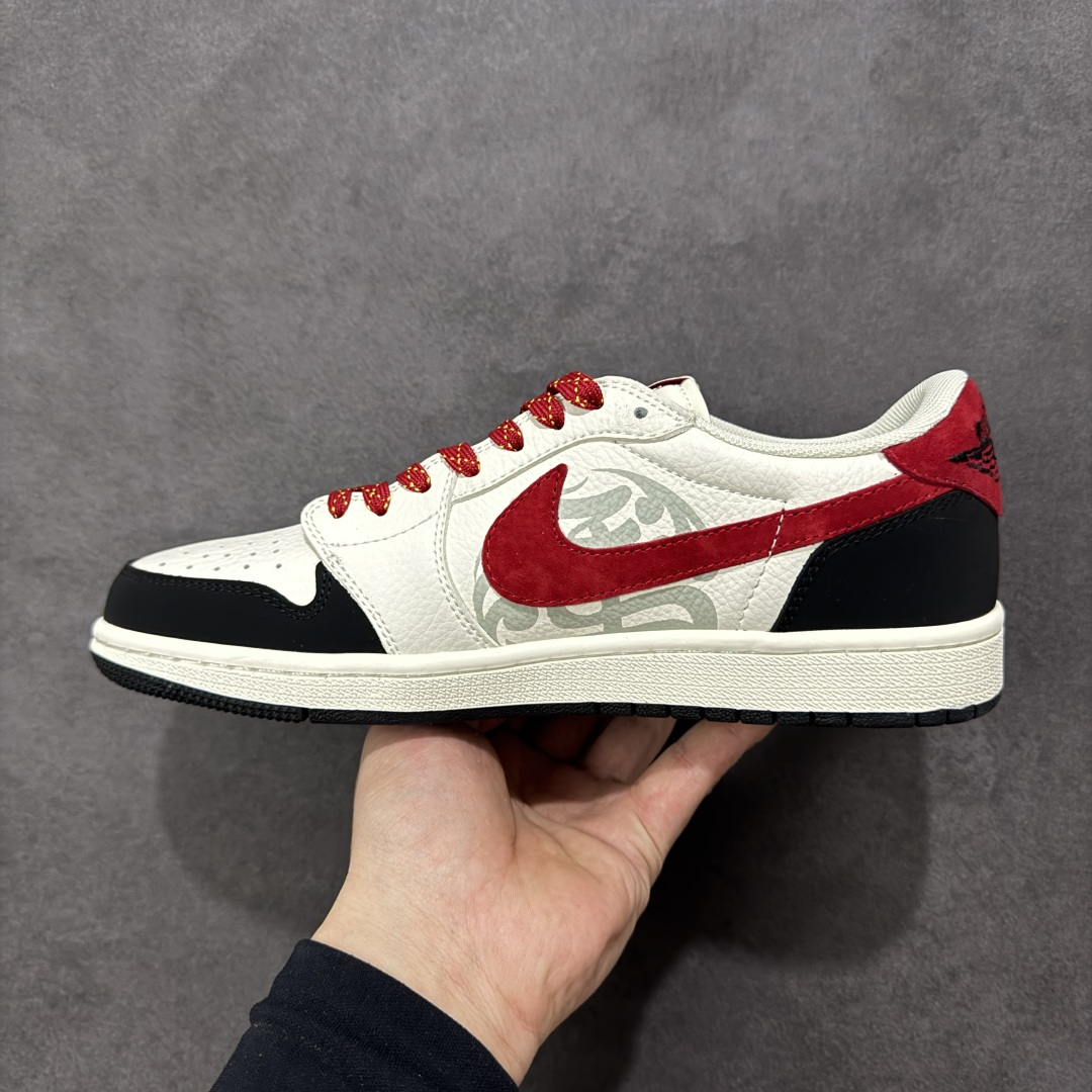 图片[2]-【定制版】Jordan 1 Low 马年限定 倒勾低帮休闲版本 原厂全头层皮 大厂纯原品质出货 纯正版型 定制鞋盒 皮料切割干净无任何毛边 细节完美 超高清洁度 货号：DF61-9001 尺码：36 36.5 37.5 38 38.5 39 40 40.5 41 42 42.5 43 44 44.5 45-选品中心