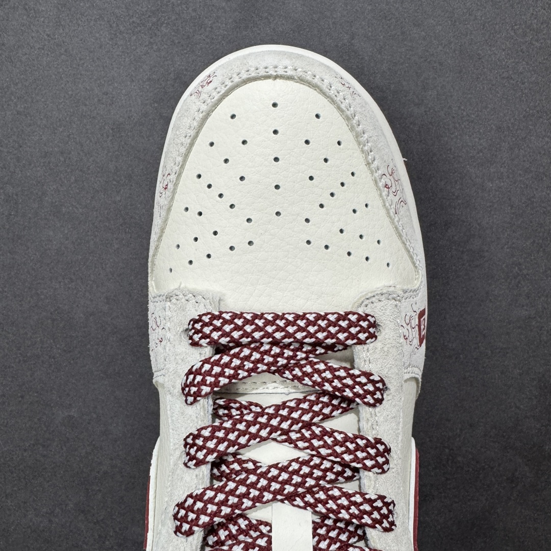 图片[8]-【定制版】Nike Dunk Low 2026 丙午马年限定款 鞋身布满细腻祥云暗纹，搭配 “丙午” 纪年印章与 “2026” 艺术标识，采用白、酒红为主调的低饱和喜庆配色，白色皮革基底搭配酒红麂皮 Swoosh，祥云暗纹提升层次，“丙午” 印章与 “2026” 标识强化生肖主题，纹理鞋带增加细节质感，整体风格兼具复古调性与中式文化属性。祥云暗纹采用精细压纹工艺呈现，“丙午” 印章与 “2026” 标识以红色印花点缀，撞色拼接处缝线规整，体现了简约风格下的细节精致度。 货号：KG6699-F18 尺码：36 36.5 37.5 38 38.5 39 40 40.5 41 42 42.5 43 44 44.5 45-选品中心