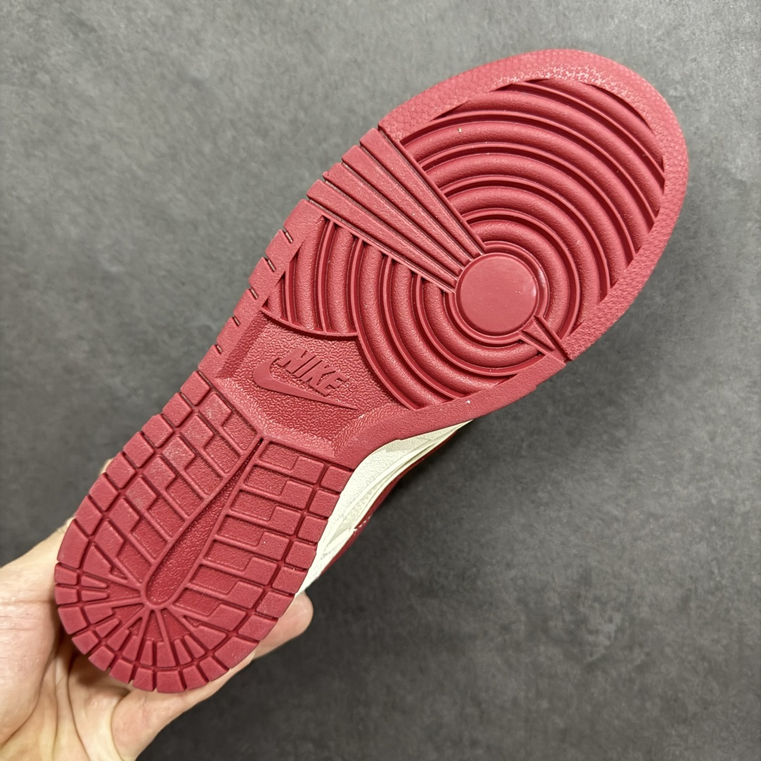 图片[9]-【定制版】Nike Dunk Low 2026 丙午马年限定款 鞋身布满细腻祥云暗纹，搭配 “丙午” 纪年印章与 “2026” 艺术标识，采用白、酒红为主调的低饱和喜庆配色，白色皮革基底搭配酒红麂皮 Swoosh，祥云暗纹提升层次，“丙午” 印章与 “2026” 标识强化生肖主题，纹理鞋带增加细节质感，整体风格兼具复古调性与中式文化属性。祥云暗纹采用精细压纹工艺呈现，“丙午” 印章与 “2026” 标识以红色印花点缀，撞色拼接处缝线规整，体现了简约风格下的细节精致度。 货号：KG6699-F18 尺码：36 36.5 37.5 38 38.5 39 40 40.5 41 42 42.5 43 44 44.5 45-选品中心