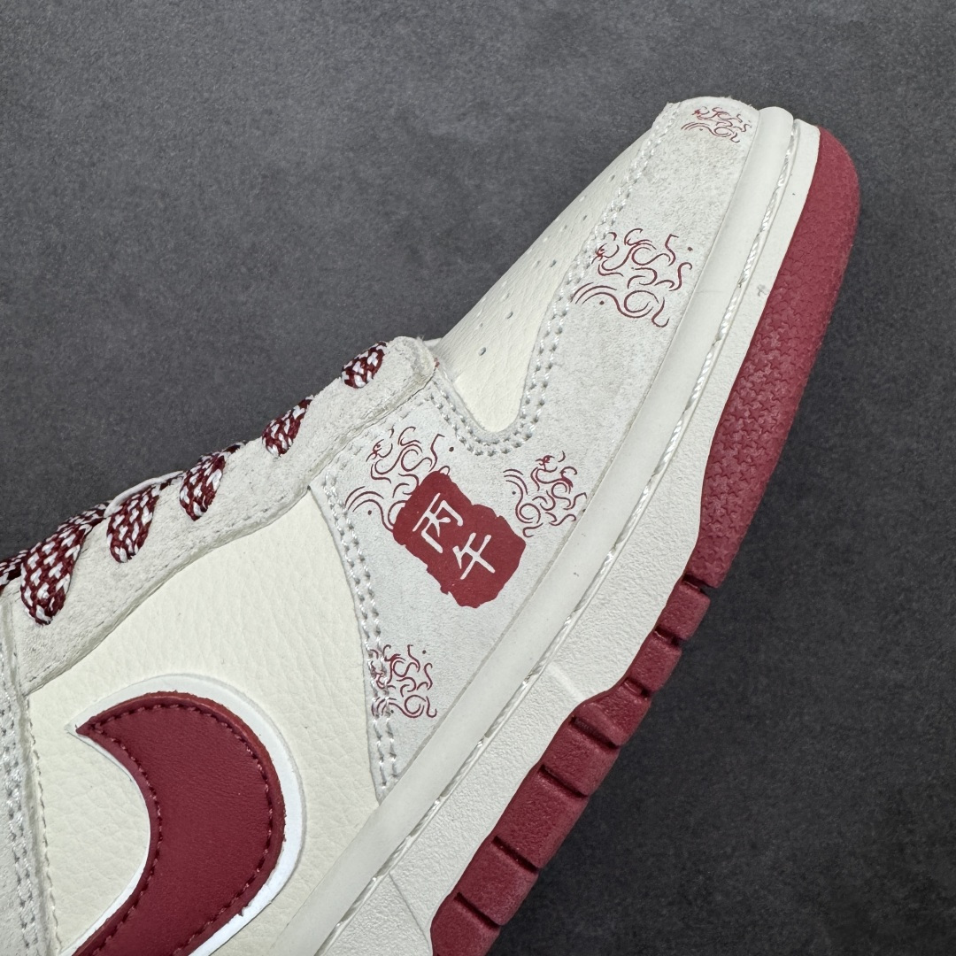 图片[5]-【定制版】Nike Dunk Low 2026 丙午马年限定款 鞋身布满细腻祥云暗纹，搭配 “丙午” 纪年印章与 “2026” 艺术标识，采用白、酒红为主调的低饱和喜庆配色，白色皮革基底搭配酒红麂皮 Swoosh，祥云暗纹提升层次，“丙午” 印章与 “2026” 标识强化生肖主题，纹理鞋带增加细节质感，整体风格兼具复古调性与中式文化属性。祥云暗纹采用精细压纹工艺呈现，“丙午” 印章与 “2026” 标识以红色印花点缀，撞色拼接处缝线规整，体现了简约风格下的细节精致度。 货号：KG6699-F18 尺码：36 36.5 37.5 38 38.5 39 40 40.5 41 42 42.5 43 44 44.5 45-选品中心