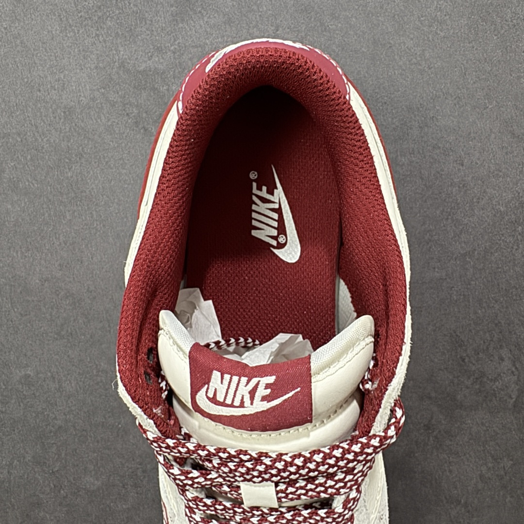 图片[7]-【定制版】Nike Dunk Low 2026 丙午马年限定款 鞋身布满细腻祥云暗纹，搭配 “丙午” 纪年印章与 “2026” 艺术标识，采用白、酒红为主调的低饱和喜庆配色，白色皮革基底搭配酒红麂皮 Swoosh，祥云暗纹提升层次，“丙午” 印章与 “2026” 标识强化生肖主题，纹理鞋带增加细节质感，整体风格兼具复古调性与中式文化属性。祥云暗纹采用精细压纹工艺呈现，“丙午” 印章与 “2026” 标识以红色印花点缀，撞色拼接处缝线规整，体现了简约风格下的细节精致度。 货号：KG6699-F18 尺码：36 36.5 37.5 38 38.5 39 40 40.5 41 42 42.5 43 44 44.5 45-选品中心