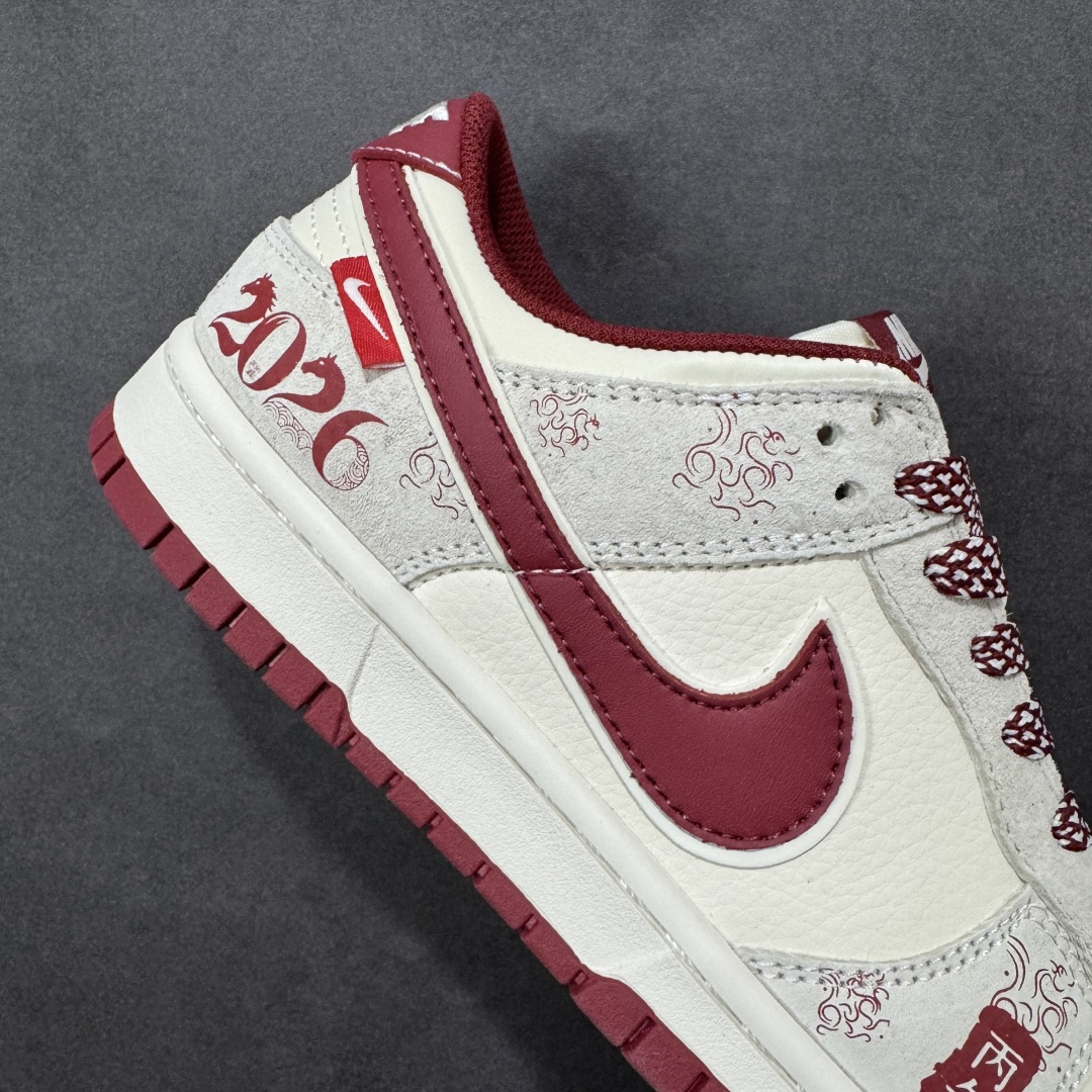 图片[6]-【定制版】Nike Dunk Low 2026 丙午马年限定款 鞋身布满细腻祥云暗纹，搭配 “丙午” 纪年印章与 “2026” 艺术标识，采用白、酒红为主调的低饱和喜庆配色，白色皮革基底搭配酒红麂皮 Swoosh，祥云暗纹提升层次，“丙午” 印章与 “2026” 标识强化生肖主题，纹理鞋带增加细节质感，整体风格兼具复古调性与中式文化属性。祥云暗纹采用精细压纹工艺呈现，“丙午” 印章与 “2026” 标识以红色印花点缀，撞色拼接处缝线规整，体现了简约风格下的细节精致度。 货号：KG6699-F18 尺码：36 36.5 37.5 38 38.5 39 40 40.5 41 42 42.5 43 44 44.5 45-选品中心