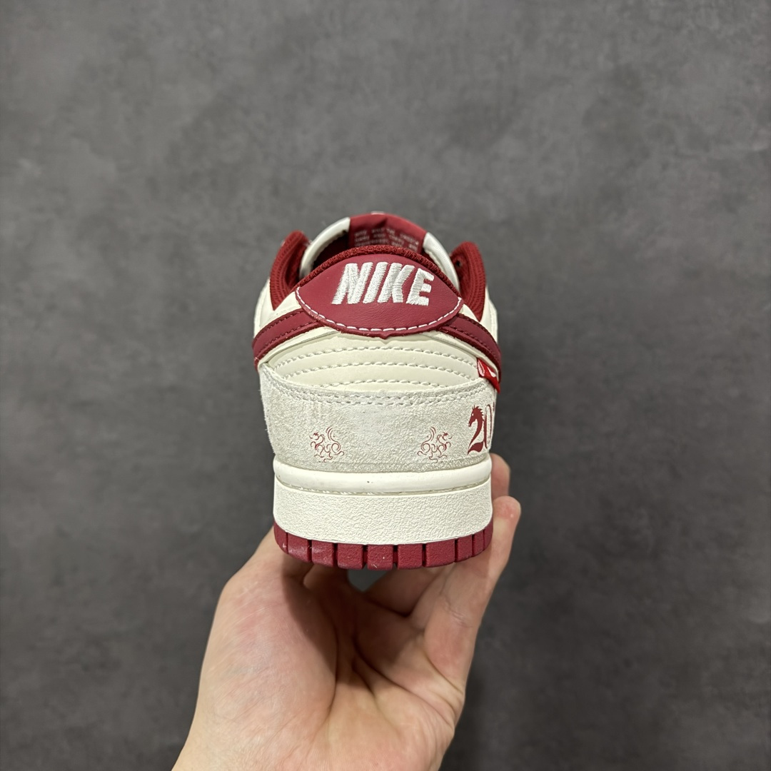 图片[4]-【定制版】Nike Dunk Low 2026 丙午马年限定款 鞋身布满细腻祥云暗纹，搭配 “丙午” 纪年印章与 “2026” 艺术标识，采用白、酒红为主调的低饱和喜庆配色，白色皮革基底搭配酒红麂皮 Swoosh，祥云暗纹提升层次，“丙午” 印章与 “2026” 标识强化生肖主题，纹理鞋带增加细节质感，整体风格兼具复古调性与中式文化属性。祥云暗纹采用精细压纹工艺呈现，“丙午” 印章与 “2026” 标识以红色印花点缀，撞色拼接处缝线规整，体现了简约风格下的细节精致度。 货号：KG6699-F18 尺码：36 36.5 37.5 38 38.5 39 40 40.5 41 42 42.5 43 44 44.5 45-选品中心
