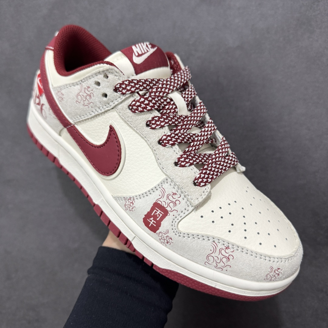 图片[3]-【定制版】Nike Dunk Low 2026 丙午马年限定款 鞋身布满细腻祥云暗纹，搭配 “丙午” 纪年印章与 “2026” 艺术标识，采用白、酒红为主调的低饱和喜庆配色，白色皮革基底搭配酒红麂皮 Swoosh，祥云暗纹提升层次，“丙午” 印章与 “2026” 标识强化生肖主题，纹理鞋带增加细节质感，整体风格兼具复古调性与中式文化属性。祥云暗纹采用精细压纹工艺呈现，“丙午” 印章与 “2026” 标识以红色印花点缀，撞色拼接处缝线规整，体现了简约风格下的细节精致度。 货号：KG6699-F18 尺码：36 36.5 37.5 38 38.5 39 40 40.5 41 42 42.5 43 44 44.5 45-选品中心