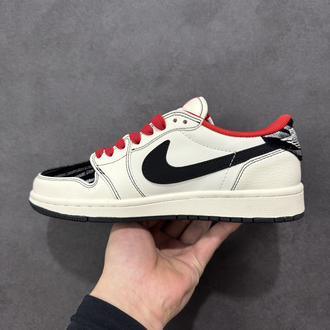 图片[2]-【定制版】2026马年专属｜Air Jordan Low 「赤焰龙马」限定登场！当经典AJ1 Low遇上中国年，这双鞋不止是脚下的潮品，更是行走的新年仪式感。鞋身侧面的斑马纹Swoosh以笔刷笔触勾勒，如同骏马飞驰的鬃毛；后跟与鞋头的红色火焰纹与「2026」龙马标识，将中式祥瑞与街头潮流完美融合。米白色鞋身干净百搭，红色鞋带与鞋领点缀出新年氛围，黑色外底与斑马纹细节提升层次感，日常穿搭轻松驾驭。 货号：JJ2508-103 尺码：36 36.5 37.5 38 38.5 39 40 40.5 41 42 42.5 43 44 44.5 45-选品中心