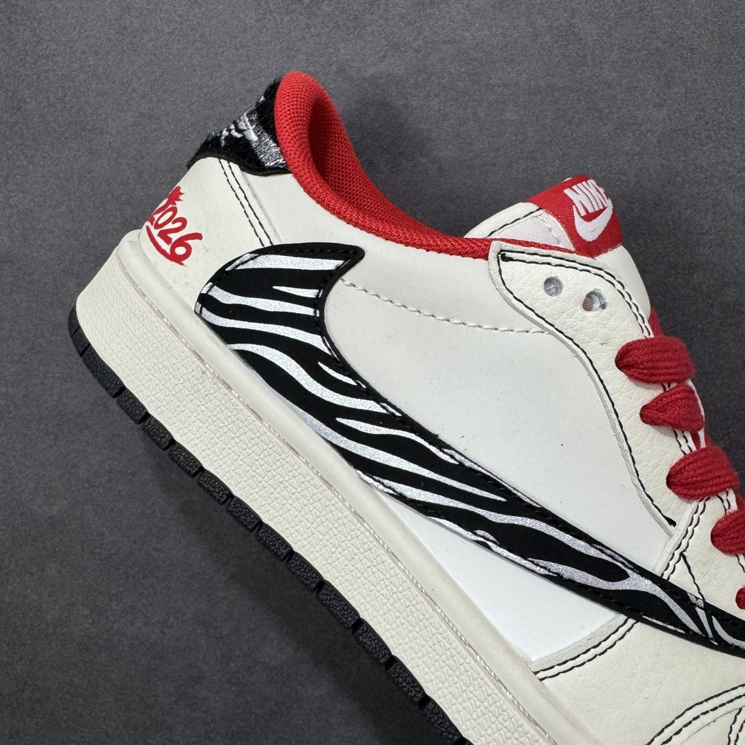 图片[6]-【定制版】2026马年专属｜Air Jordan Low 「赤焰龙马」限定登场！当经典AJ1 Low遇上中国年，这双鞋不止是脚下的潮品，更是行走的新年仪式感。鞋身侧面的斑马纹Swoosh以笔刷笔触勾勒，如同骏马飞驰的鬃毛；后跟与鞋头的红色火焰纹与「2026」龙马标识，将中式祥瑞与街头潮流完美融合。米白色鞋身干净百搭，红色鞋带与鞋领点缀出新年氛围，黑色外底与斑马纹细节提升层次感，日常穿搭轻松驾驭。 货号：JJ2508-103 尺码：36 36.5 37.5 38 38.5 39 40 40.5 41 42 42.5 43 44 44.5 45-选品中心