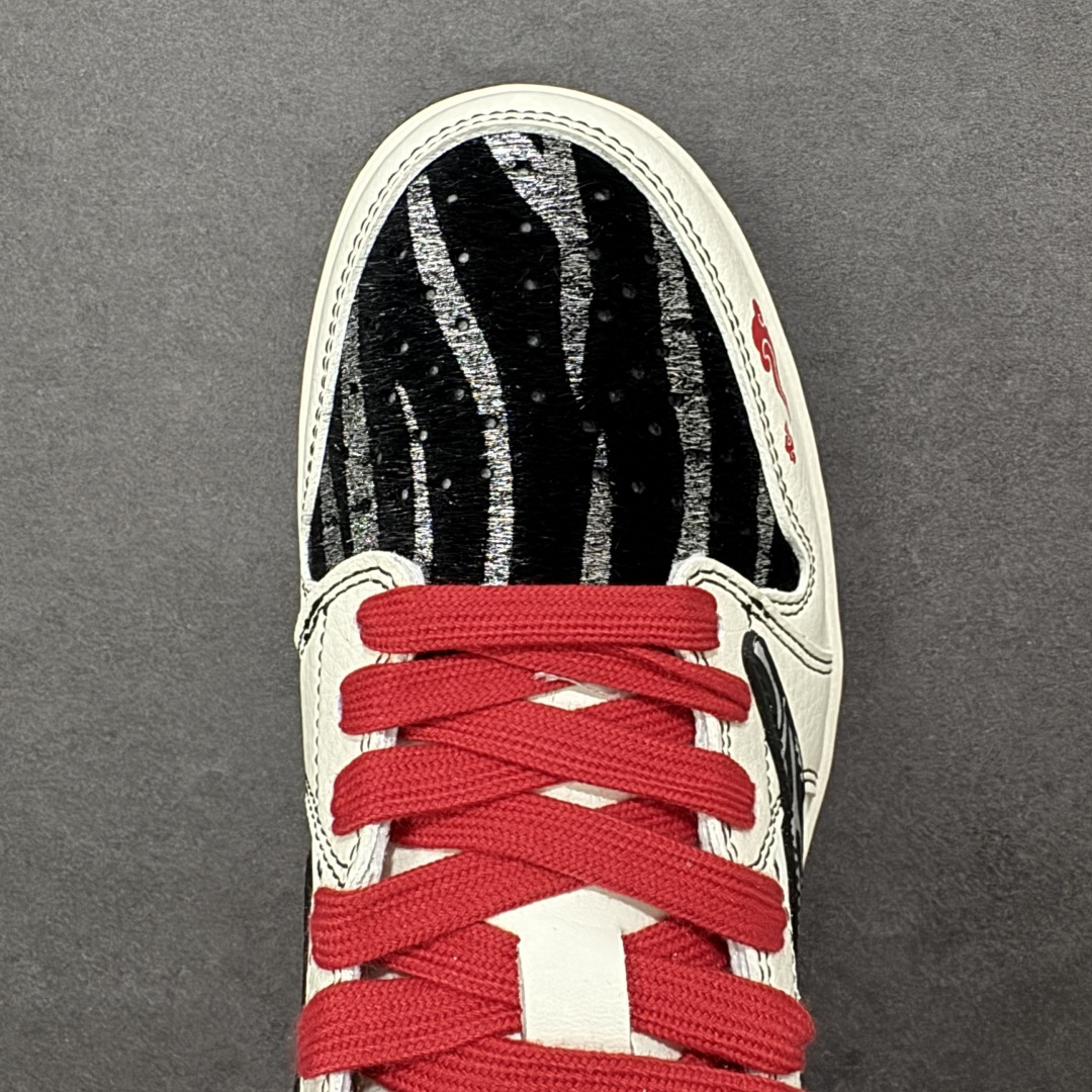 图片[8]-【定制版】2026马年专属｜Air Jordan Low 「赤焰龙马」限定登场！当经典AJ1 Low遇上中国年，这双鞋不止是脚下的潮品，更是行走的新年仪式感。鞋身侧面的斑马纹Swoosh以笔刷笔触勾勒，如同骏马飞驰的鬃毛；后跟与鞋头的红色火焰纹与「2026」龙马标识，将中式祥瑞与街头潮流完美融合。米白色鞋身干净百搭，红色鞋带与鞋领点缀出新年氛围，黑色外底与斑马纹细节提升层次感，日常穿搭轻松驾驭。 货号：JJ2508-103 尺码：36 36.5 37.5 38 38.5 39 40 40.5 41 42 42.5 43 44 44.5 45-选品中心